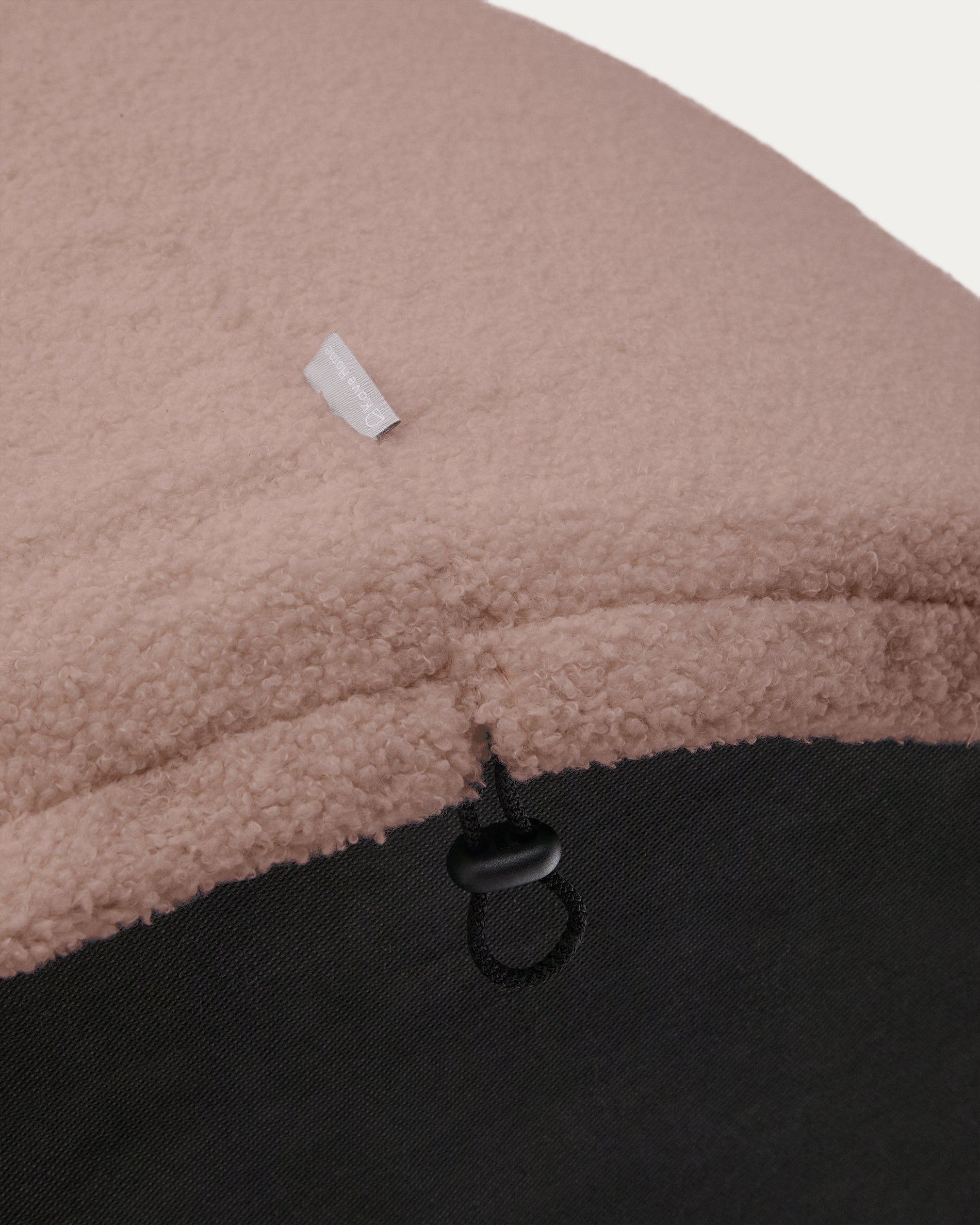 Kaeli footrest cover in pink bouclé Ø 43 cm - Detail