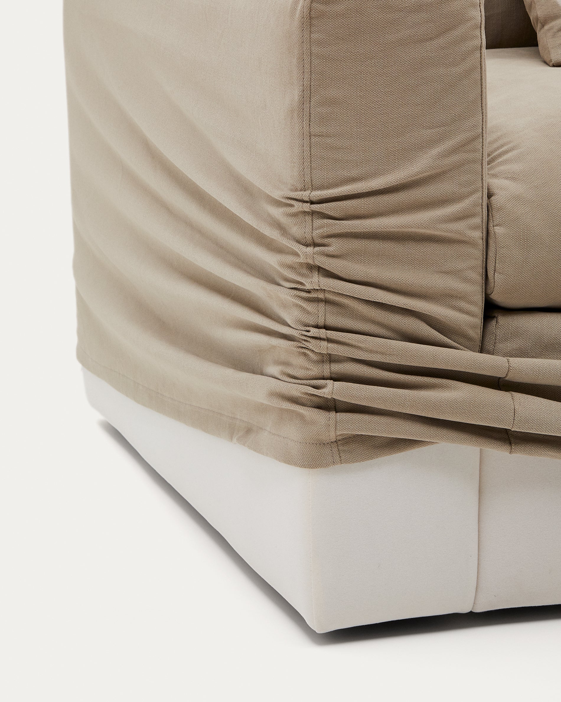 Nora háromszemélyes kanapé okker vászon és pamut párnákkal 240 cm