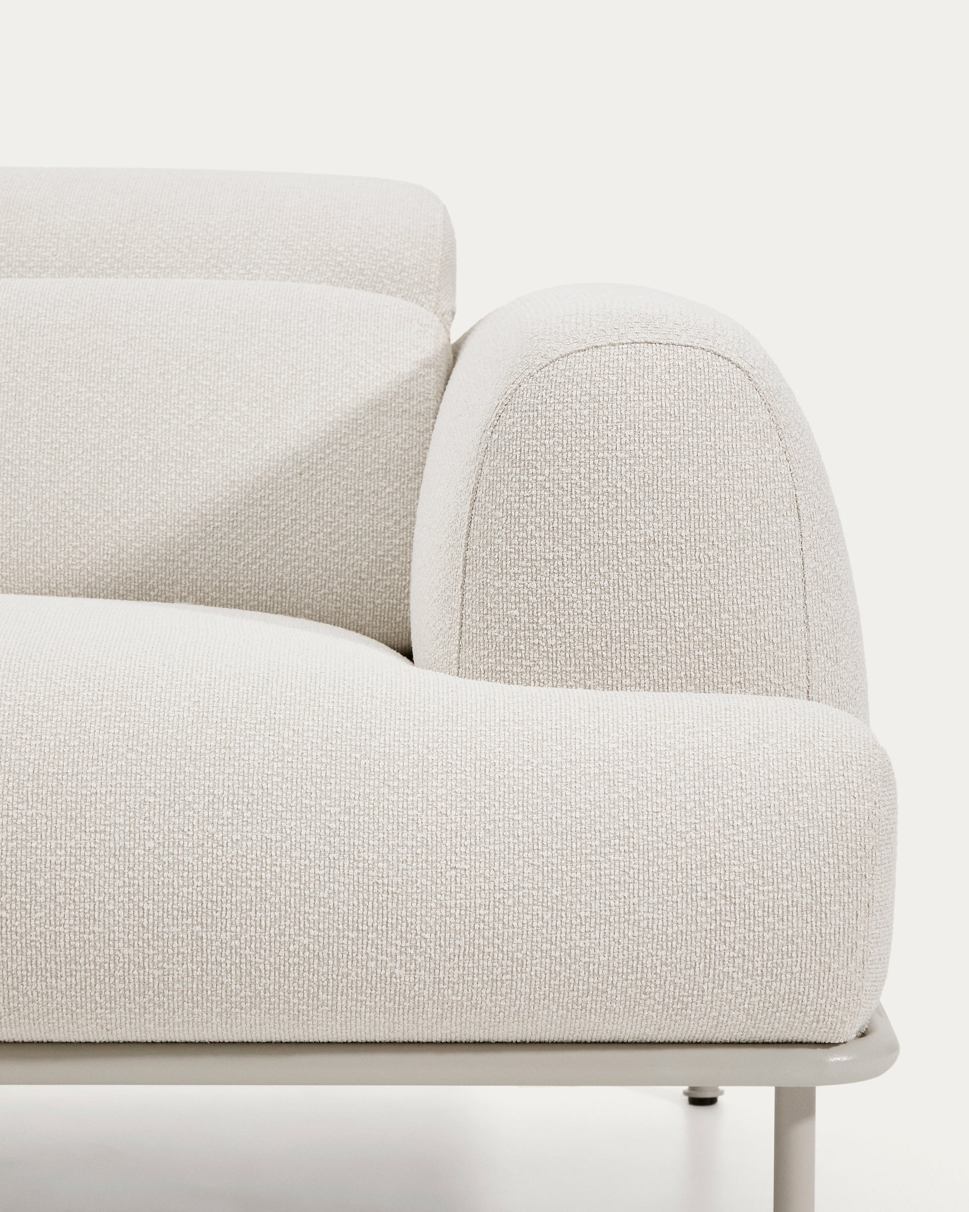 Aurum 3-seater sofa in ecru chenille with reclining headrest and matte beige metal base 234cm FSC Mix Credit - Detail