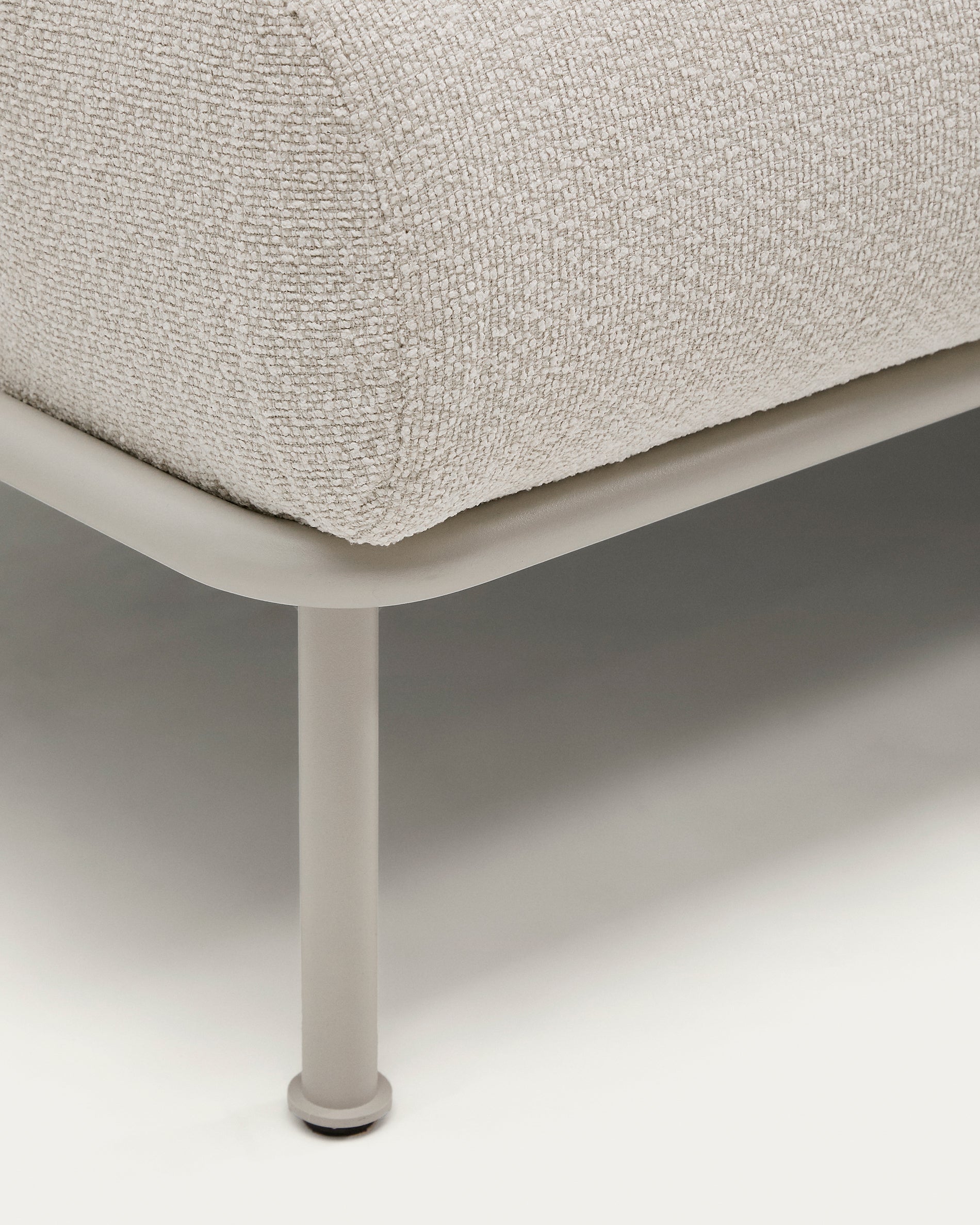 Aurum 3-seater sofa in ecru chenille with reclining headrest and matte beige metal base 234cm FSC Mix Credit - Detail