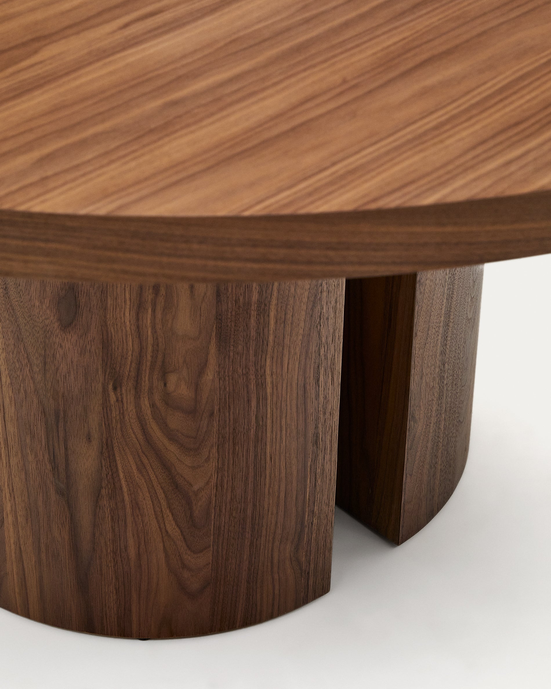 Nealy round table with a walnut veneer in a dark finish, Ø 150 cm - Detail
