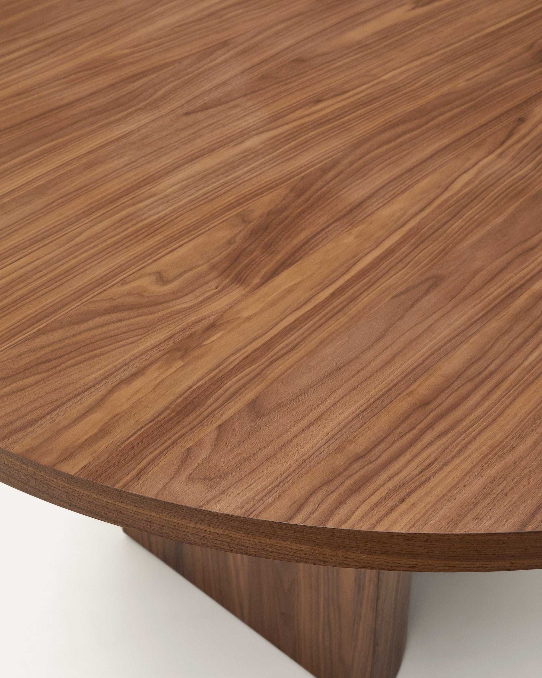 Nealy table with a walnut veneer in a dark finish, 240 x 100 cm - Detail