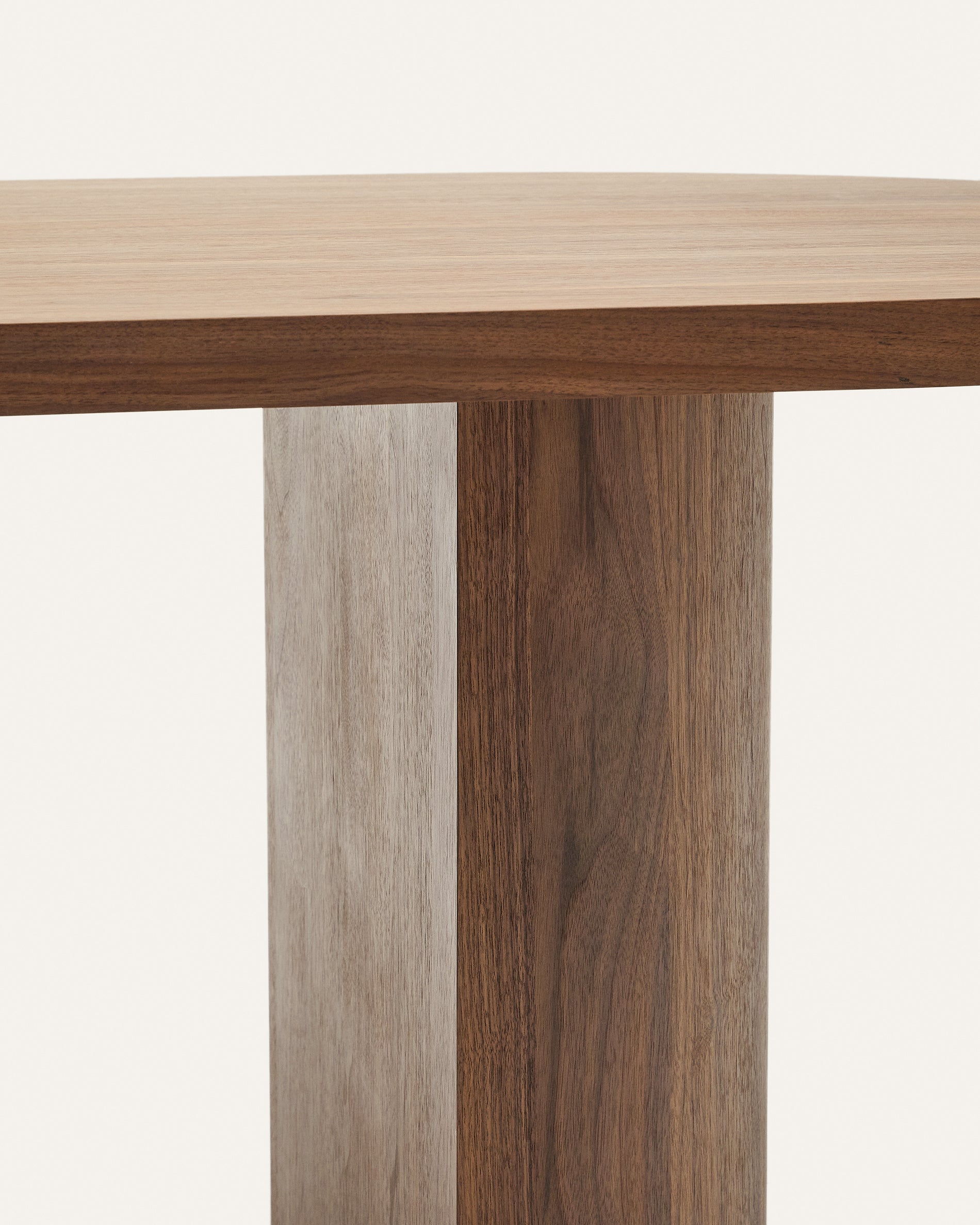 Nealy table with a walnut veneer in a dark finish, 240 x 100 cm - Detail