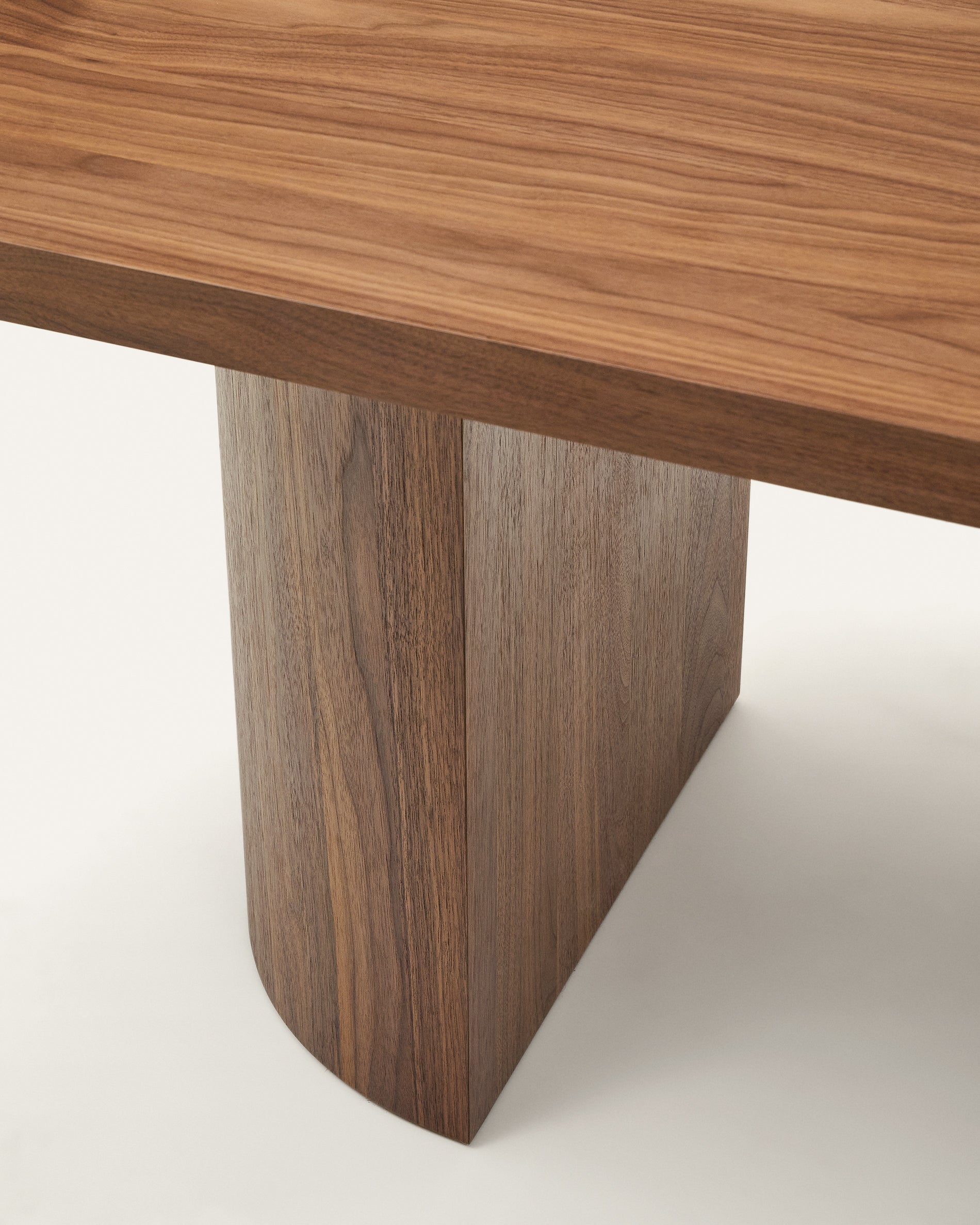 Nealy table with a walnut veneer in a dark finish, 240 x 100 cm - Detail