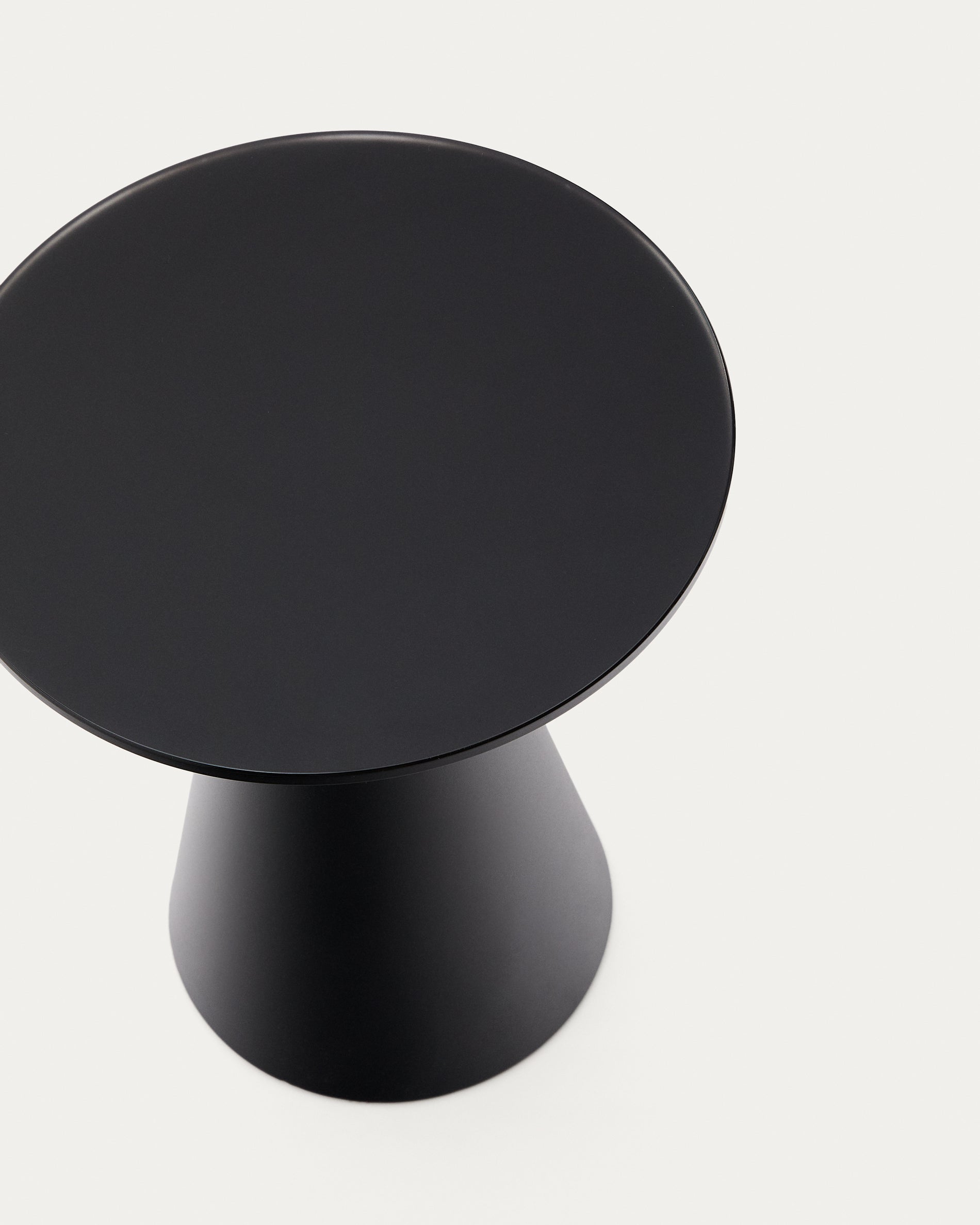 Wilshire side table with frosted tempered glass and steel with matt black painted finish Ø30cm - Detail