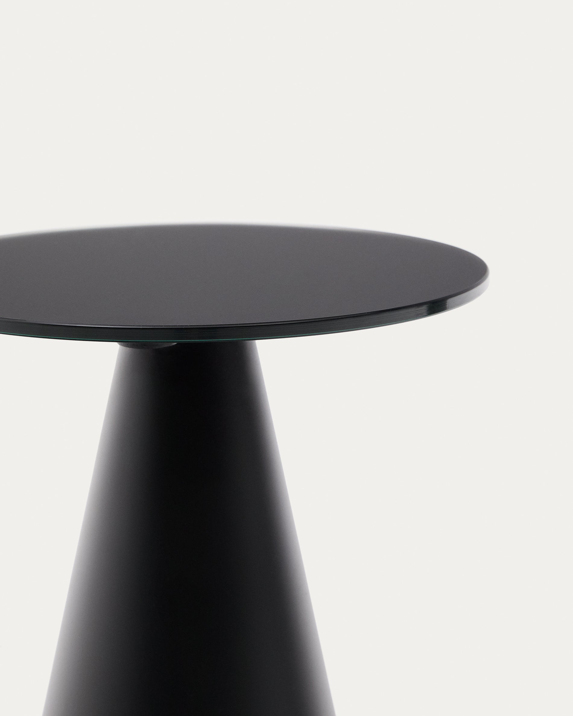 Wilshire side table with frosted tempered glass and steel with matt black painted finish Ø30cm - Detail