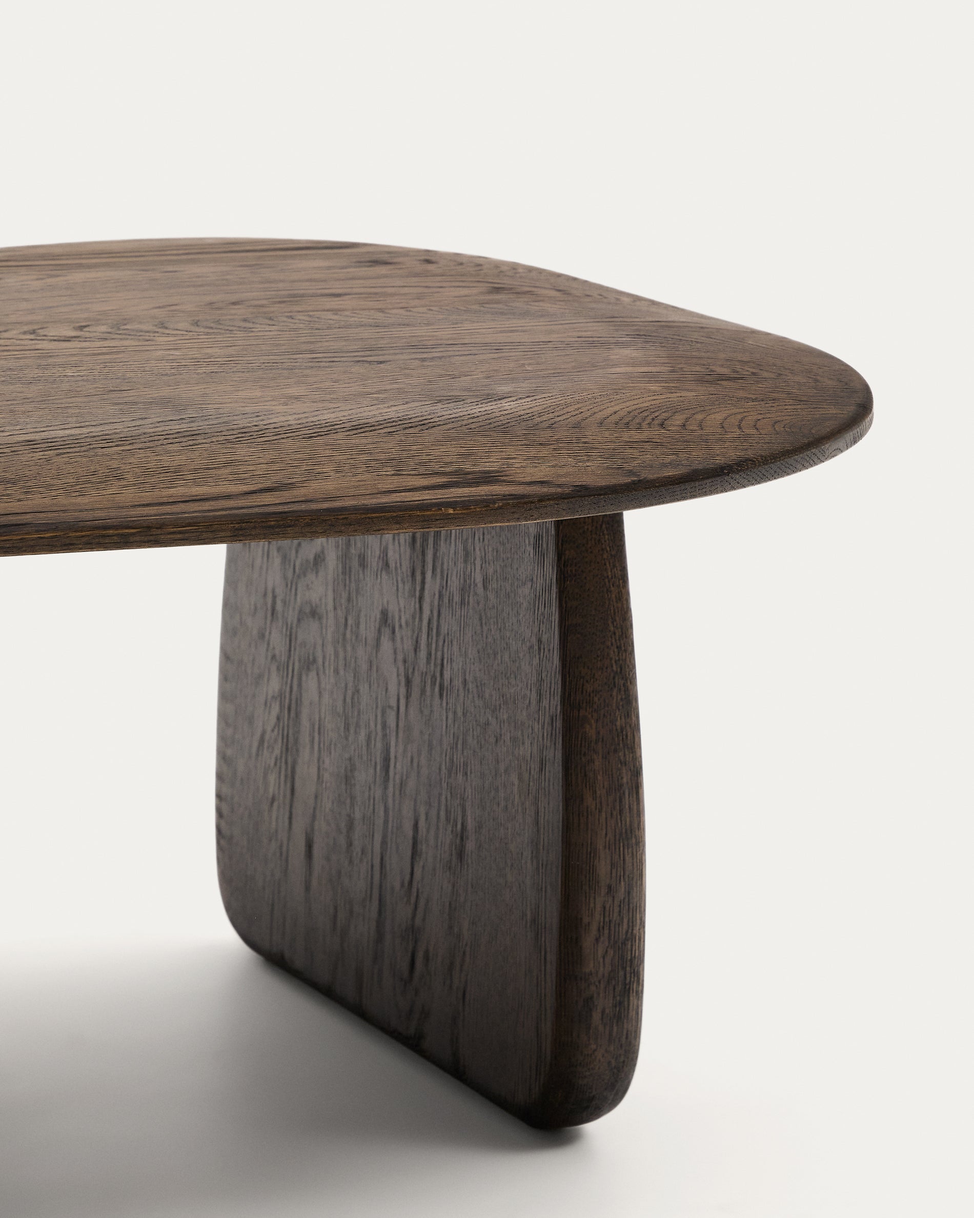 Pirita side table made from solid oak wood in a dark finish, 70.6 x 70 cm FSC 100% - Detail
