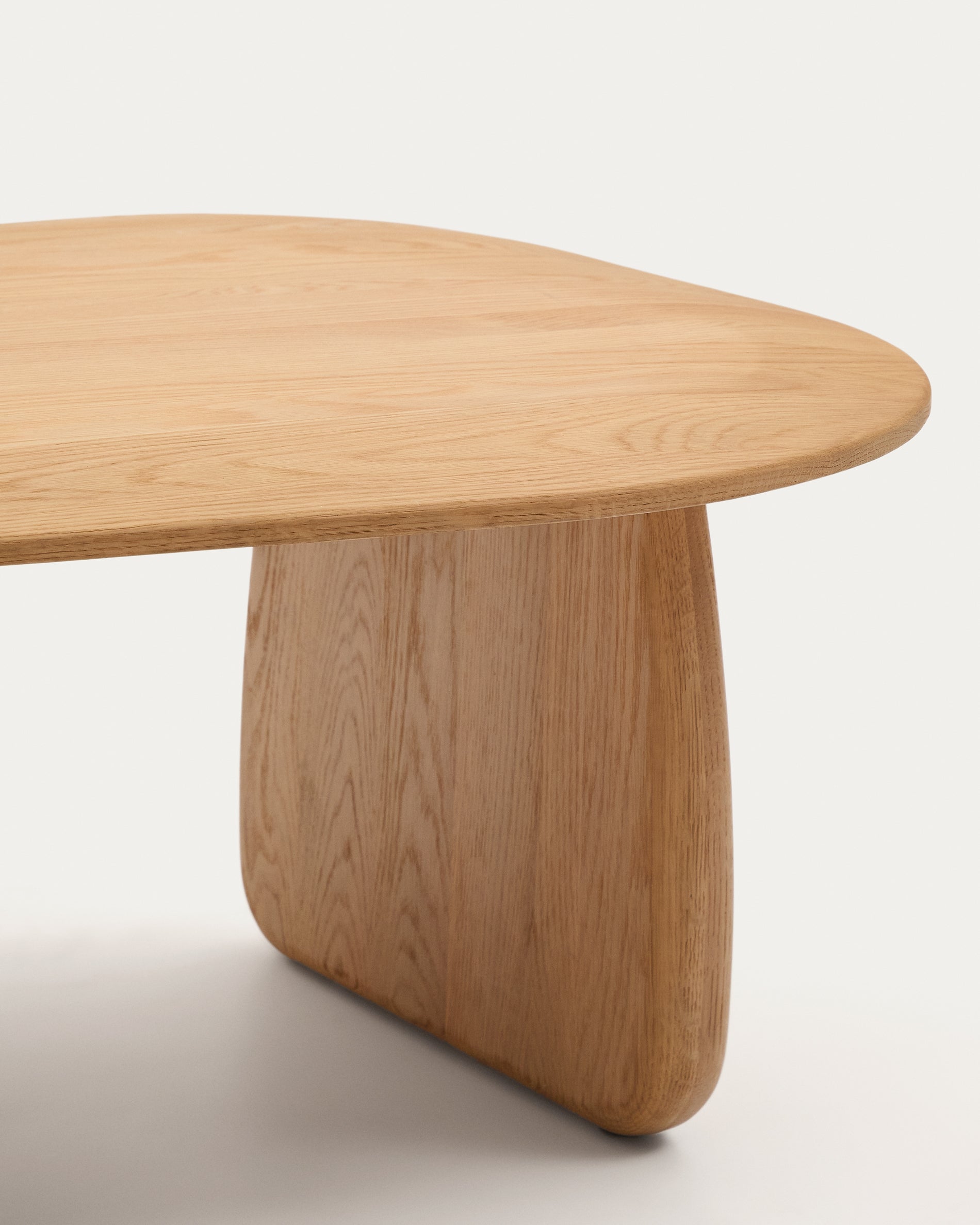 Pirita side table made from solid oak wood in a natural finish, 70.6 x 70 cm FSC 100% - Detail