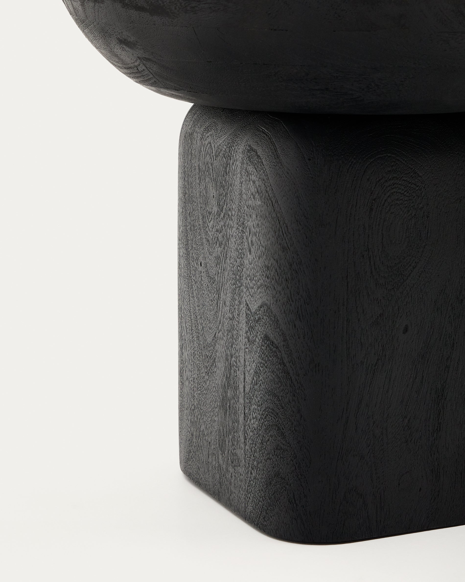 Ovak side table in solid acacia wood with black finish FSC 100% Ø50cm - Detail
