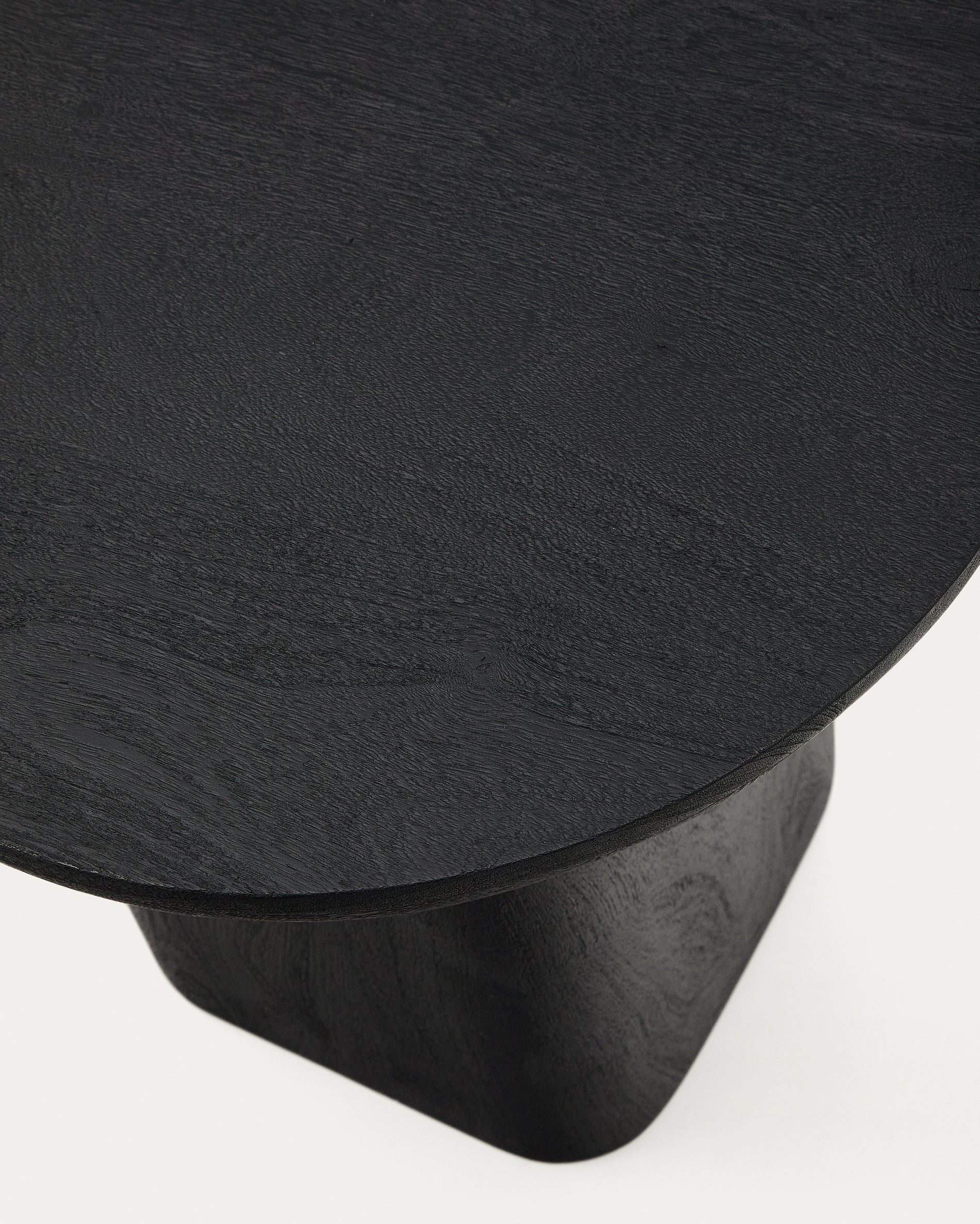 Ovak side table in solid acacia wood with black finish FSC 100% Ø50cm - Detail