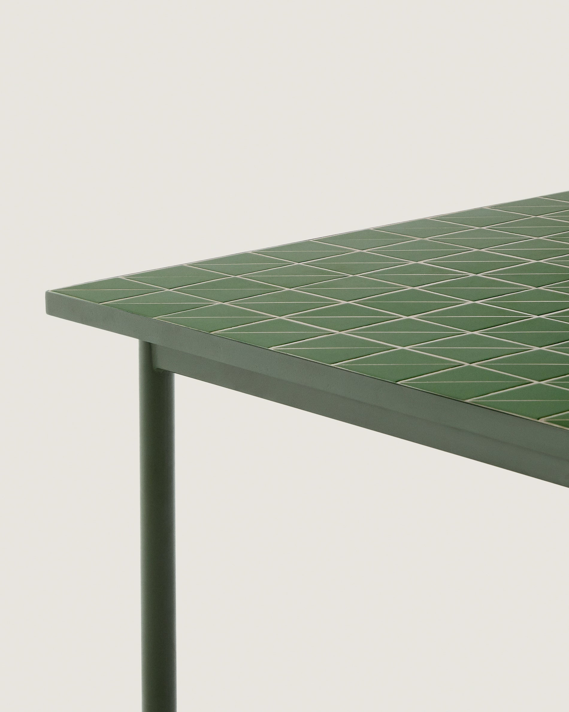 Maurina outdoor table in green galvanised steel with green tiles 223 x 101cm - Detail