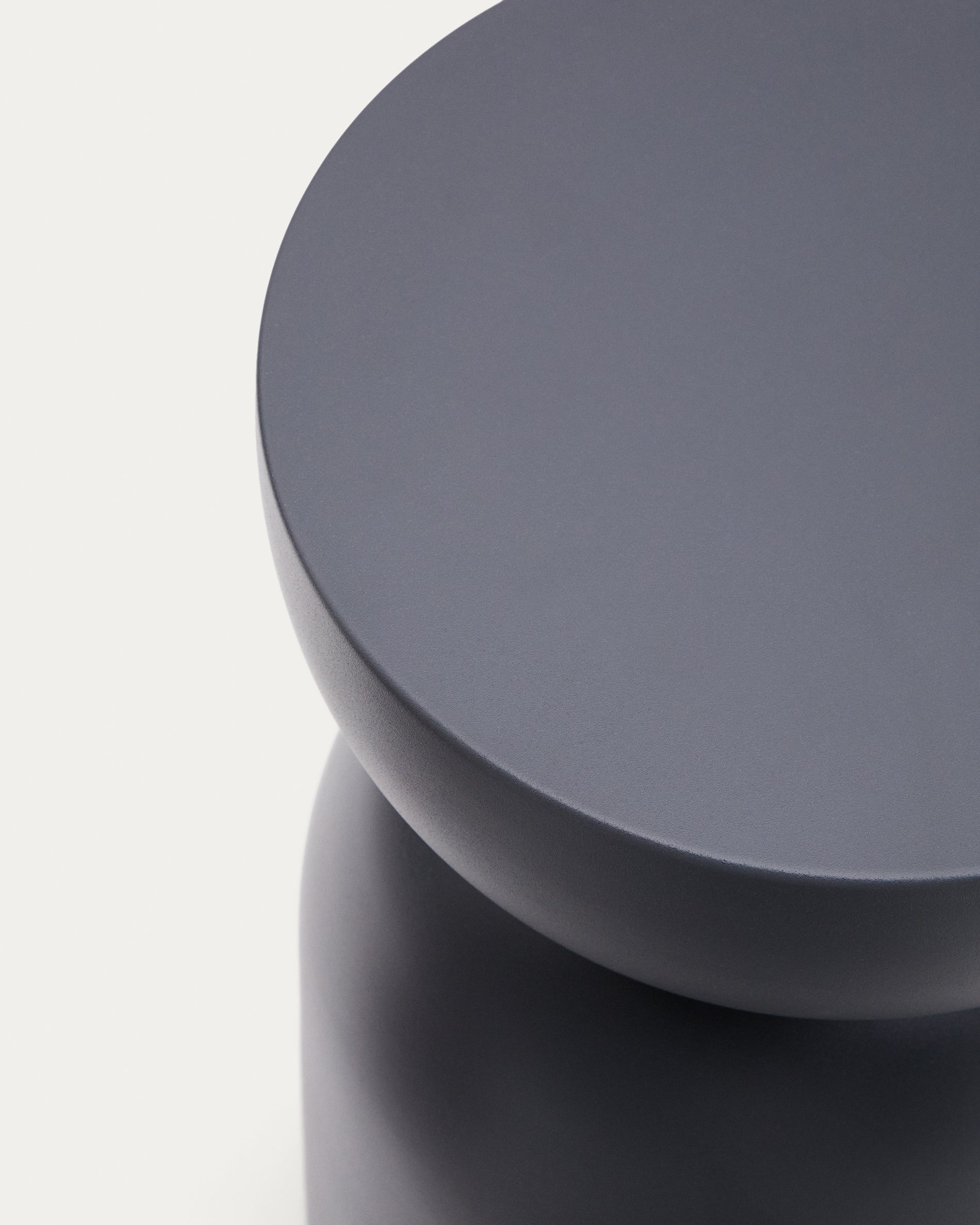 Side table Rachell made of metal with a grey painted finish Ø30 cm - Detail