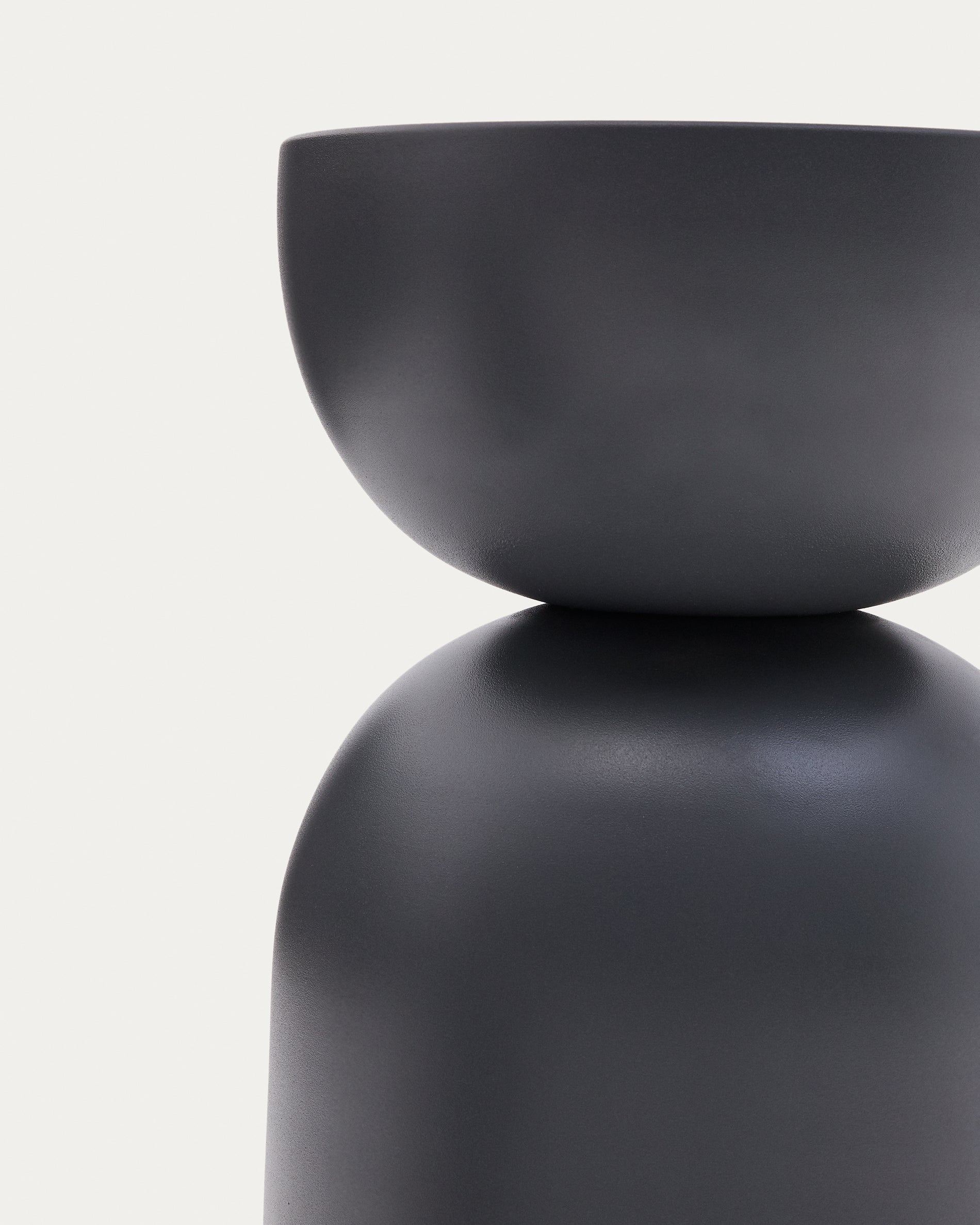 Side table Rachell made of metal with a grey painted finish Ø30 cm - Detail