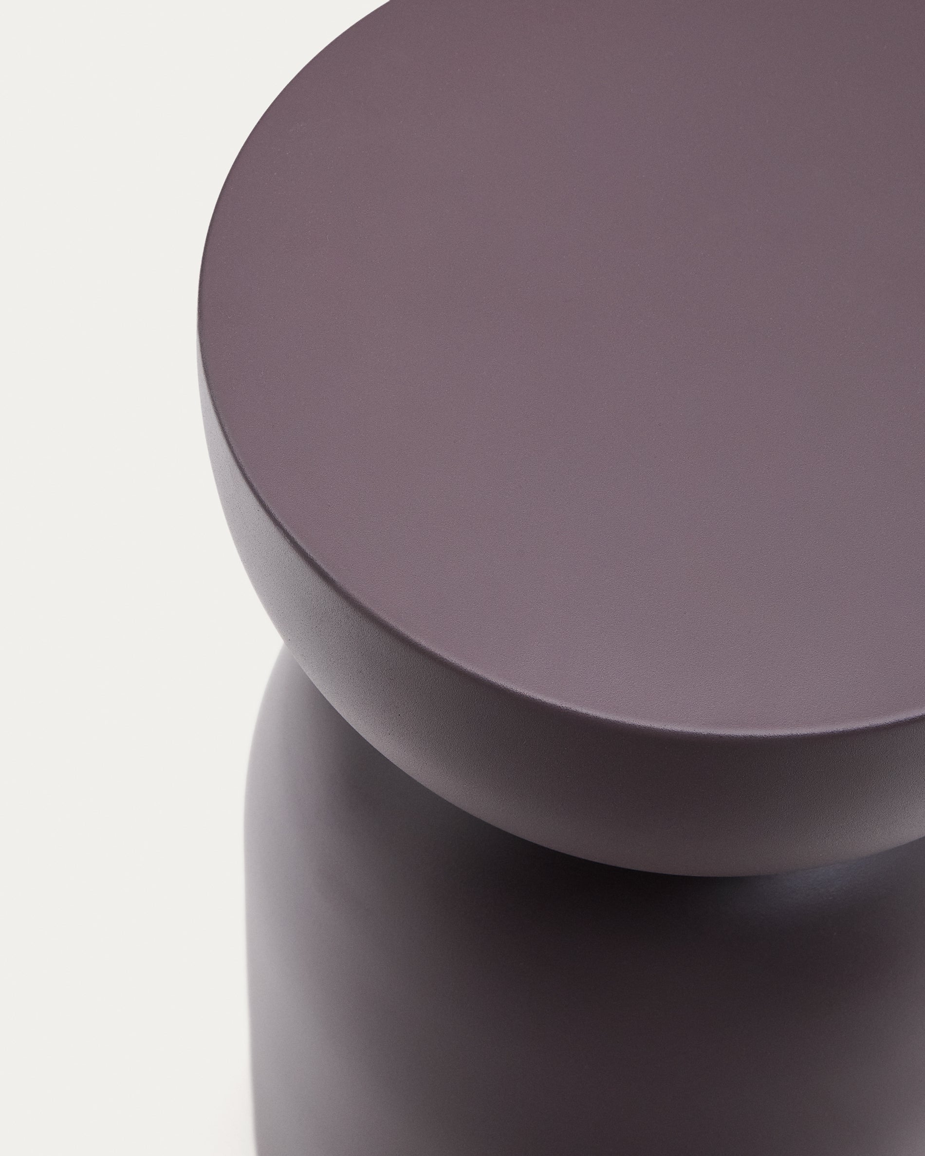 Side table Rachell made of metal with a purple painted finish Ø30 cm - Detail