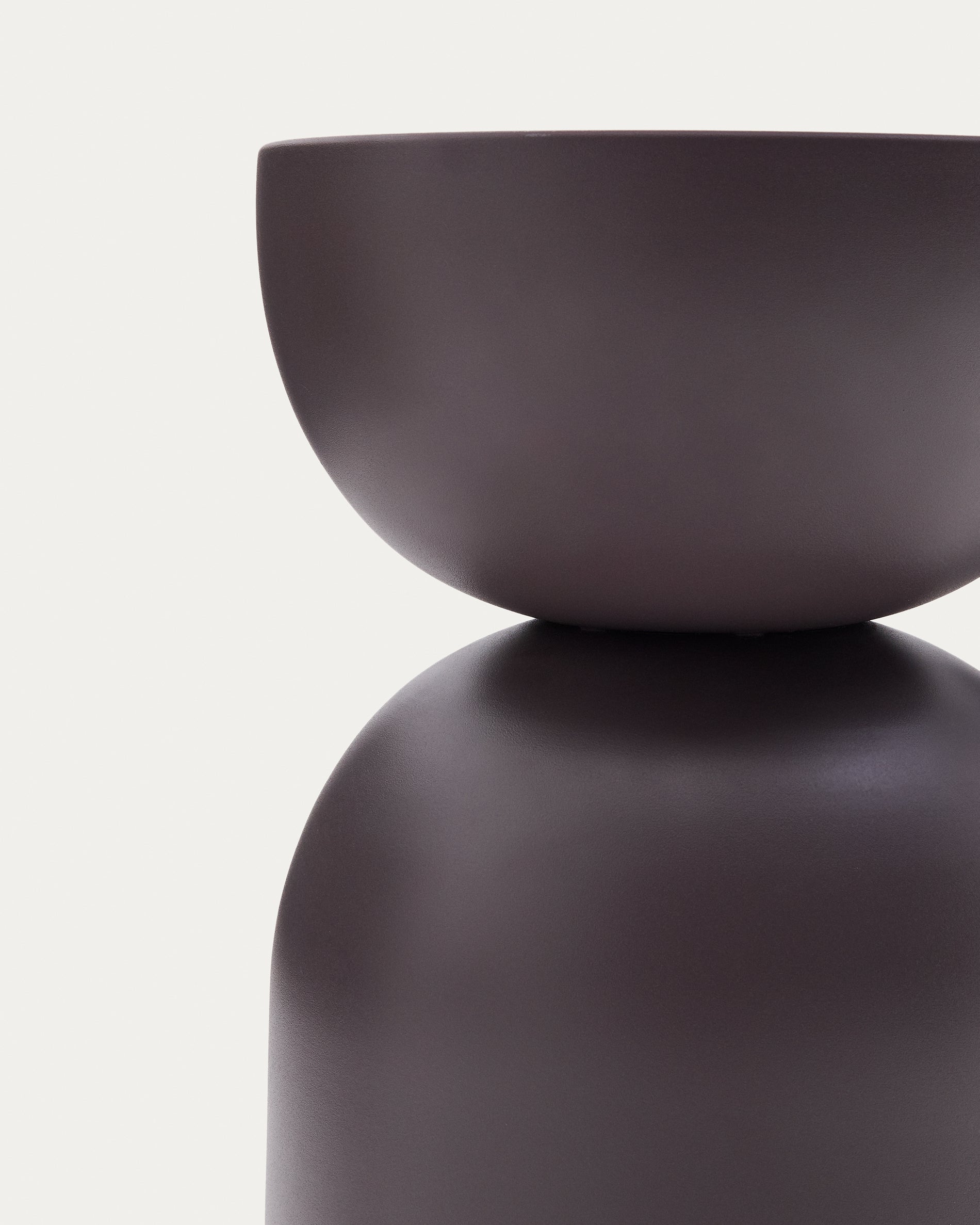 Side table Rachell made of metal with a purple painted finish Ø30 cm - Detail