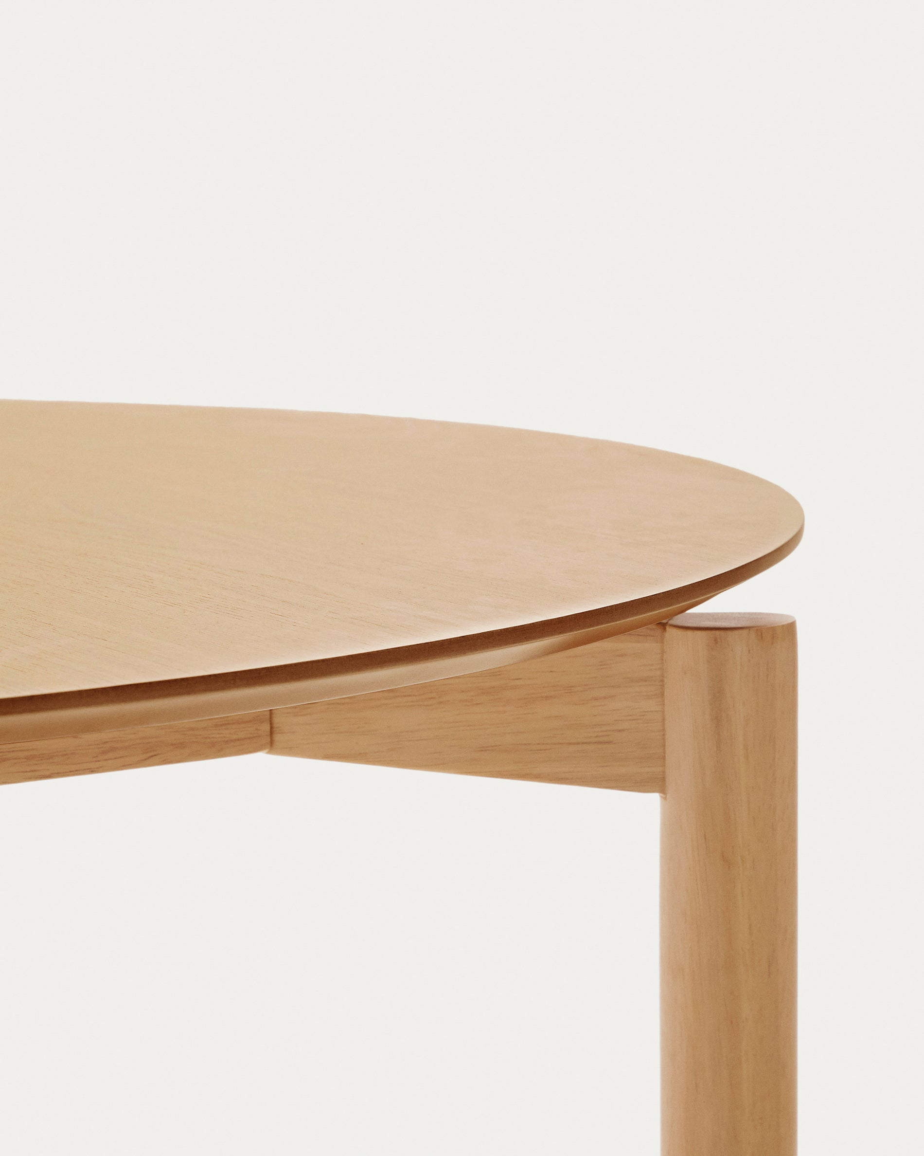 Indara round table in ash veneer with natural finish Ø110 cm - Detail