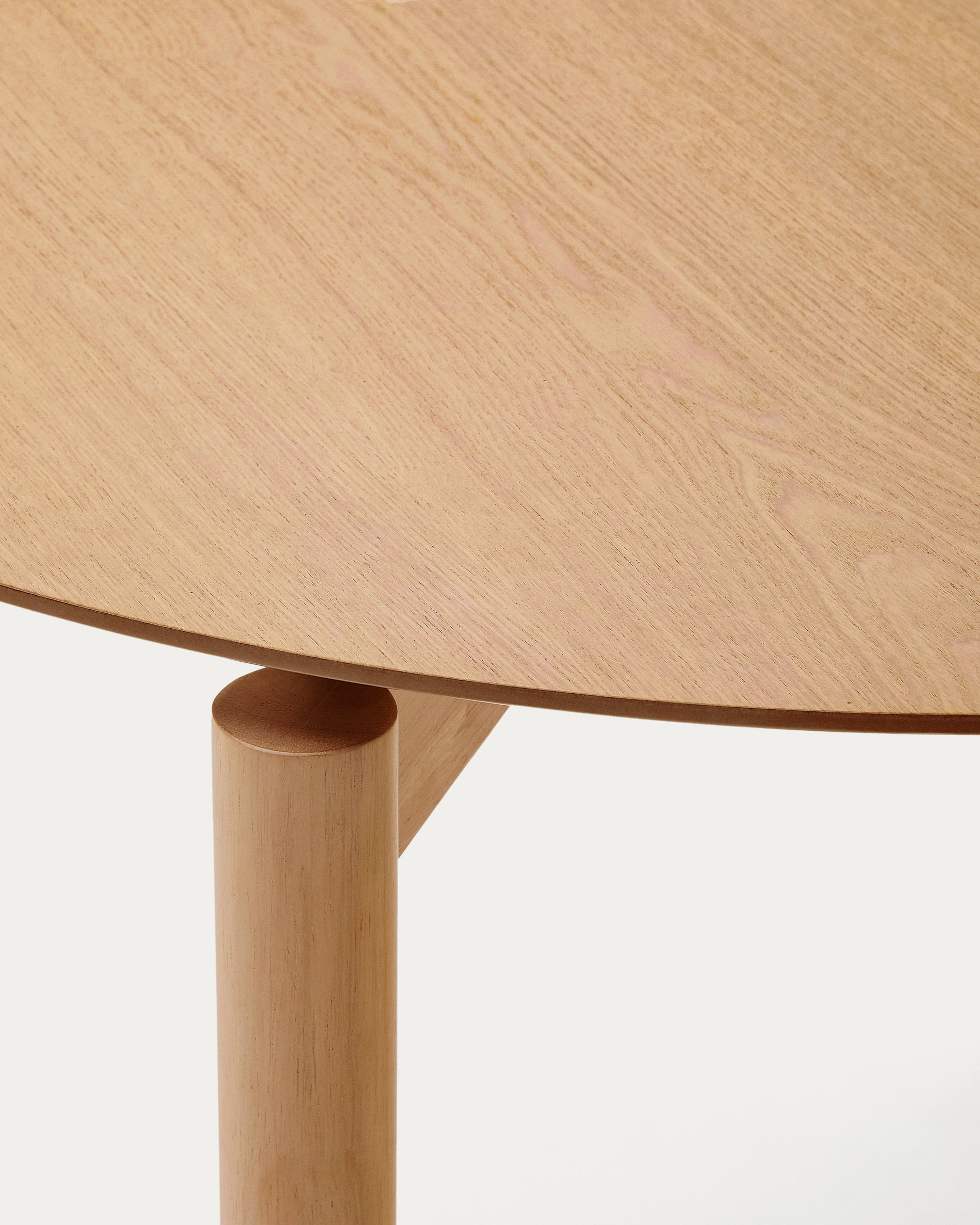 Indara round table in ash veneer with natural finish Ø110 cm - Detail