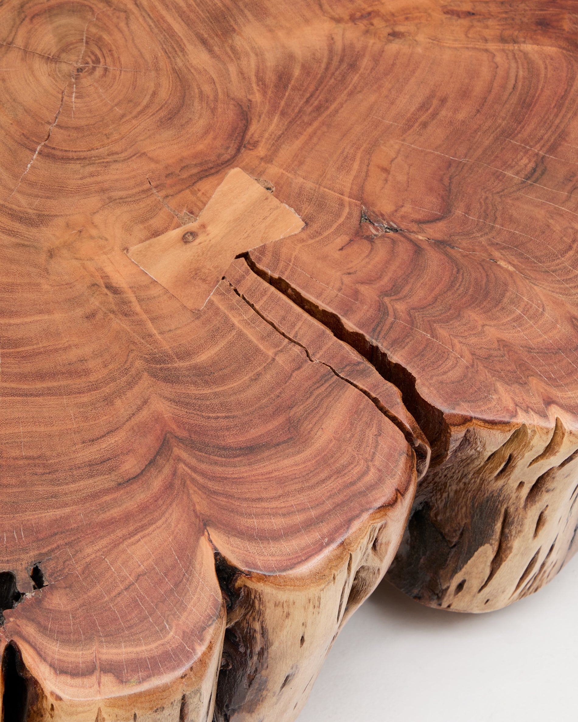 Tavine coffee table in solid acacia wood with bleached finish with wheels Ø65cm - Detail