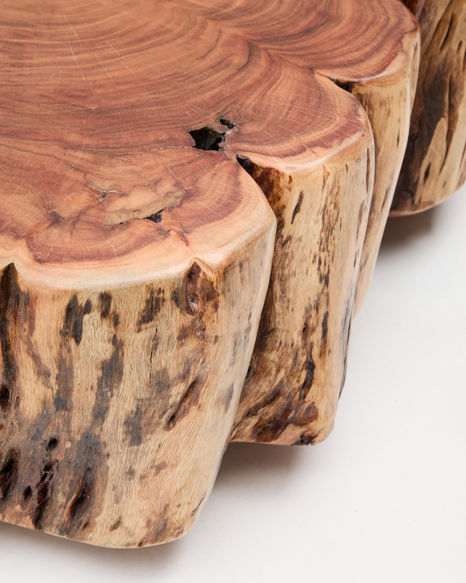 Tavine coffee table in solid acacia wood with bleached finish with wheels Ø65cm - Detail