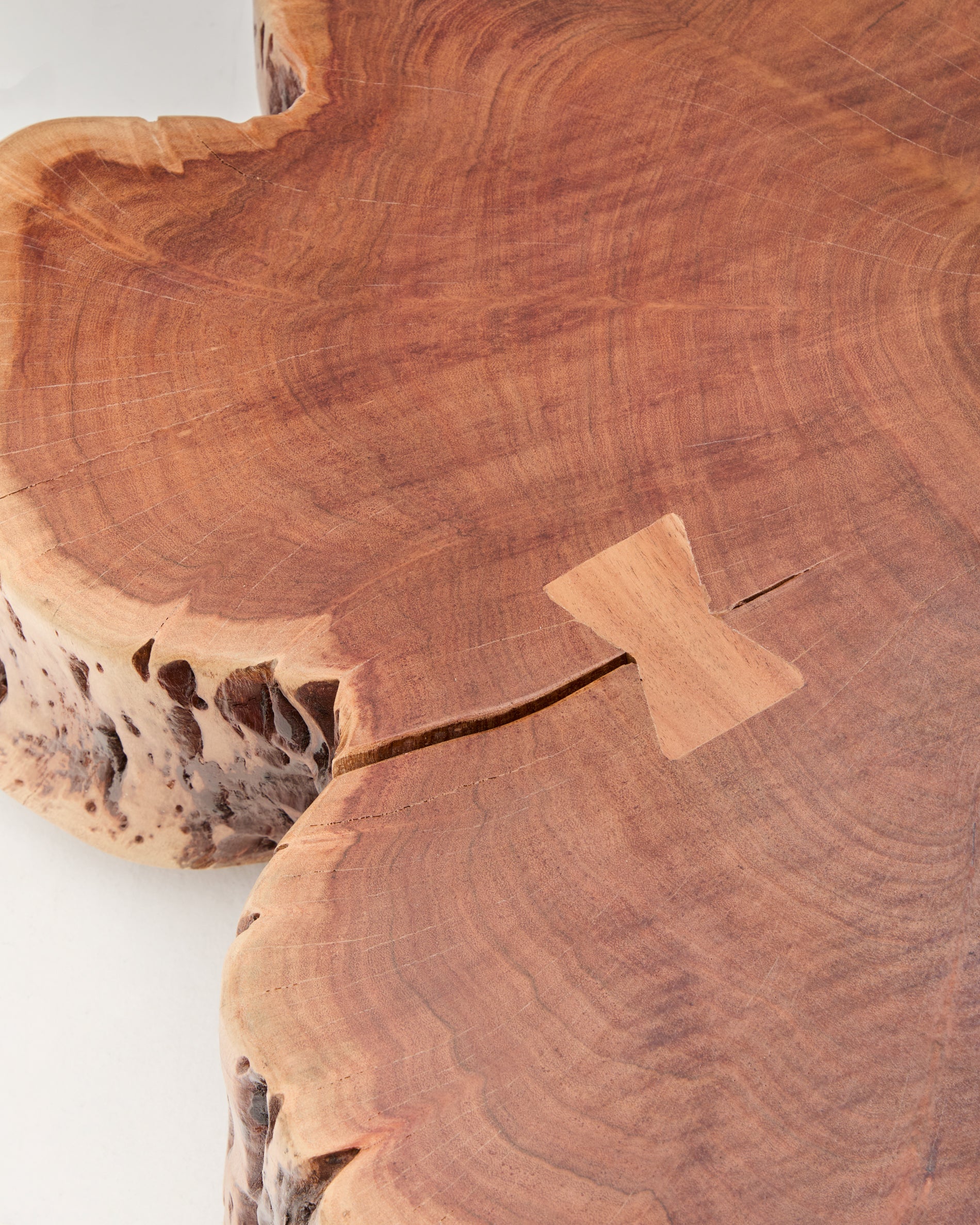 Tavine coffee table in solid acacia wood with bleached finish with wheels Ø85cm - Detail