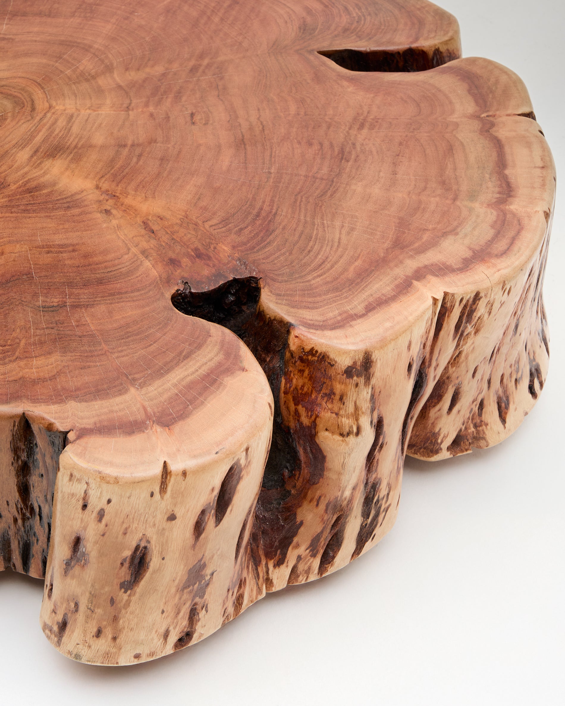 Tavine coffee table in solid acacia wood with bleached finish with wheels Ø85cm - Detail