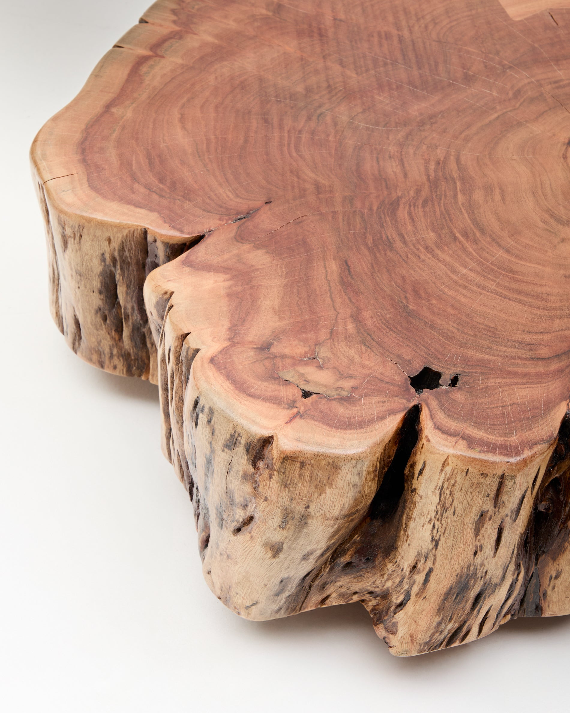 Tavine coffee table in solid acacia wood with bleached finish with wheels Ø85cm - Detail