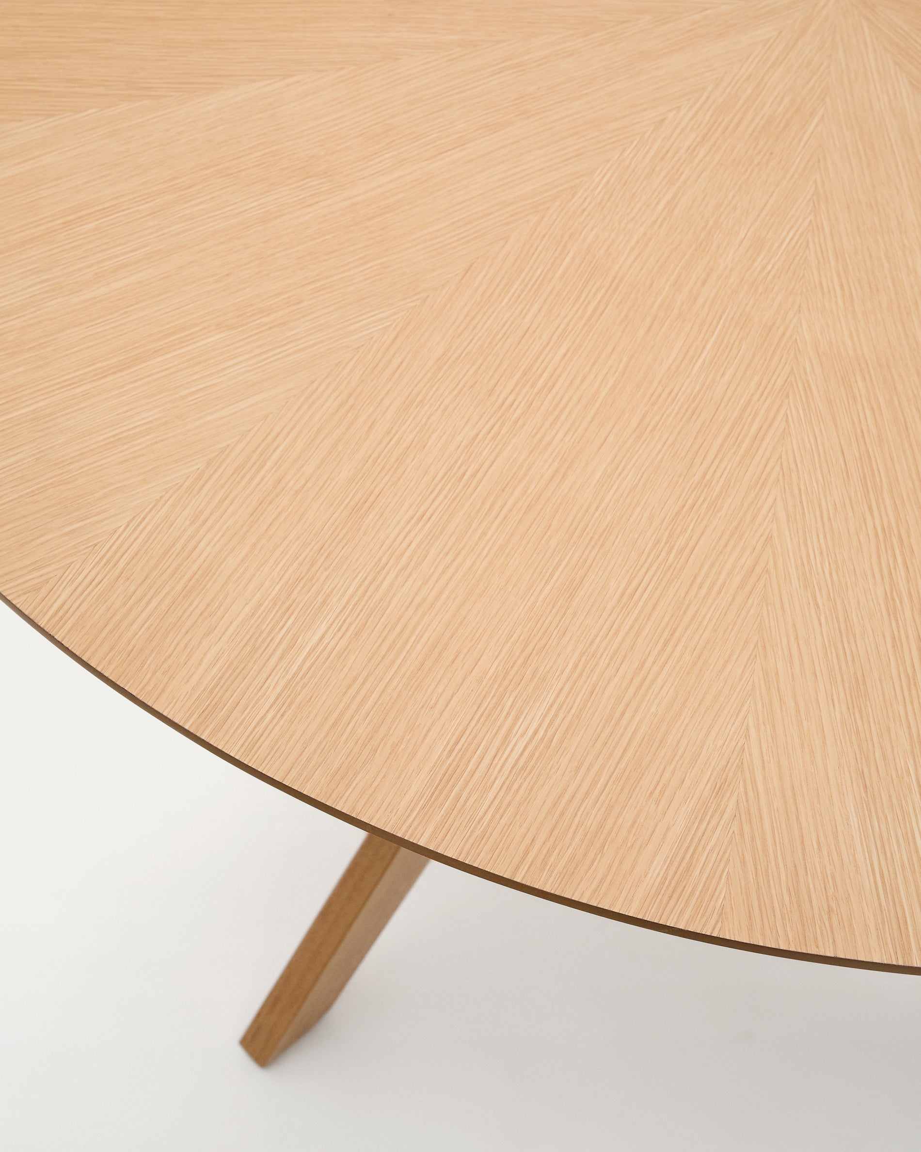 Naanim round table in oak veneer, Ø 100 cm - Detail