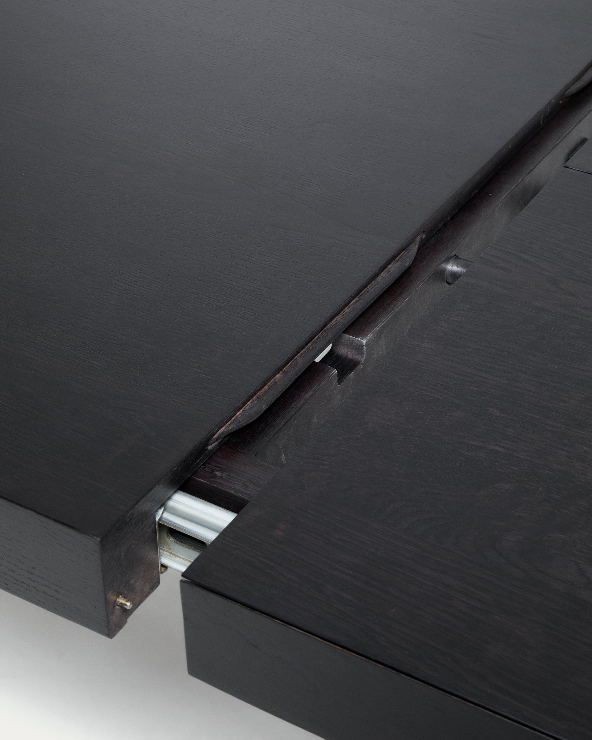 Erisia extendable table in solid oak wood with an ebonized finish 180 (230) x 90 cm FSC 100% - Detail