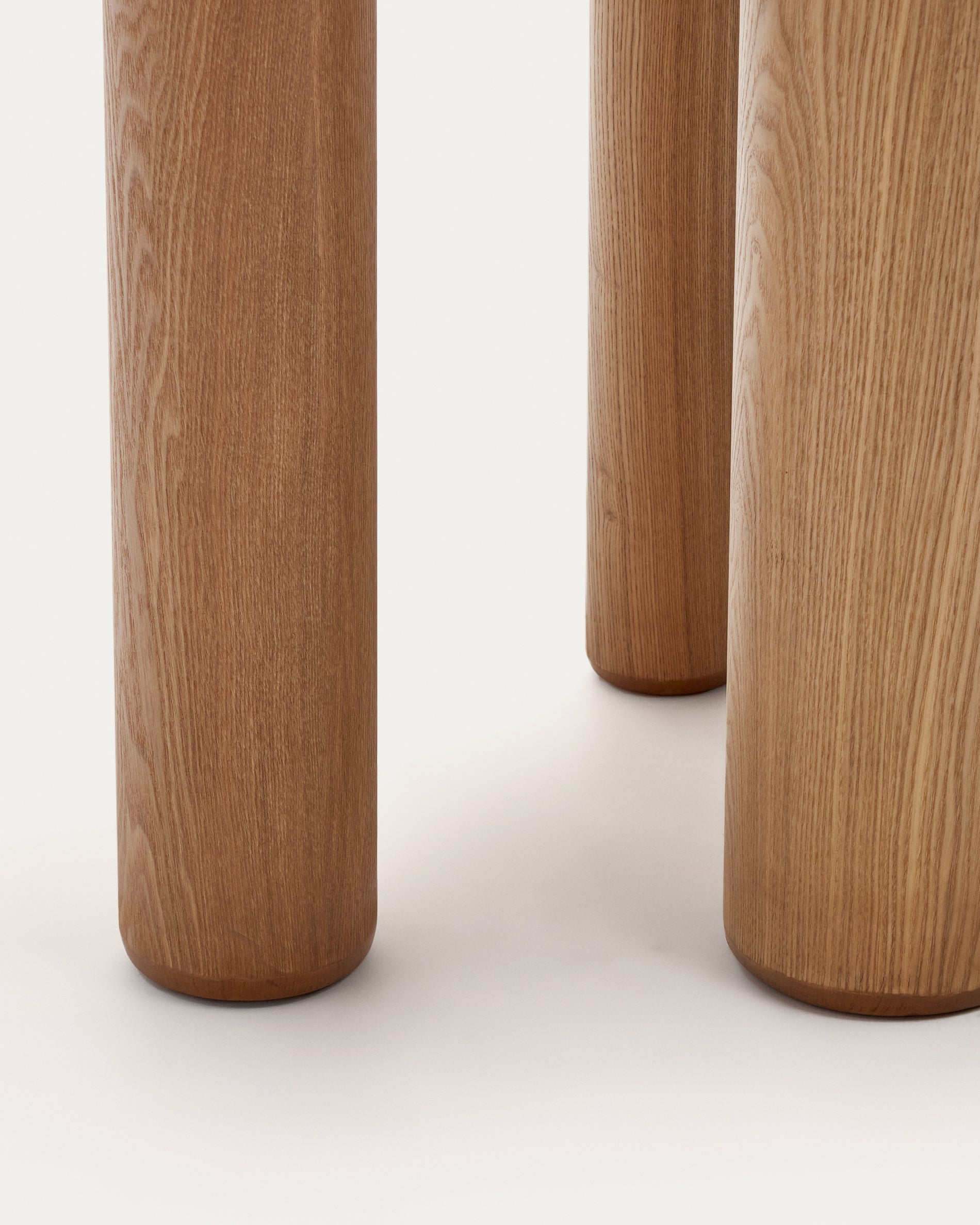 Mailen oval table in ash wood veneer with natural finish, Ø 220 x 105 cm - Detail