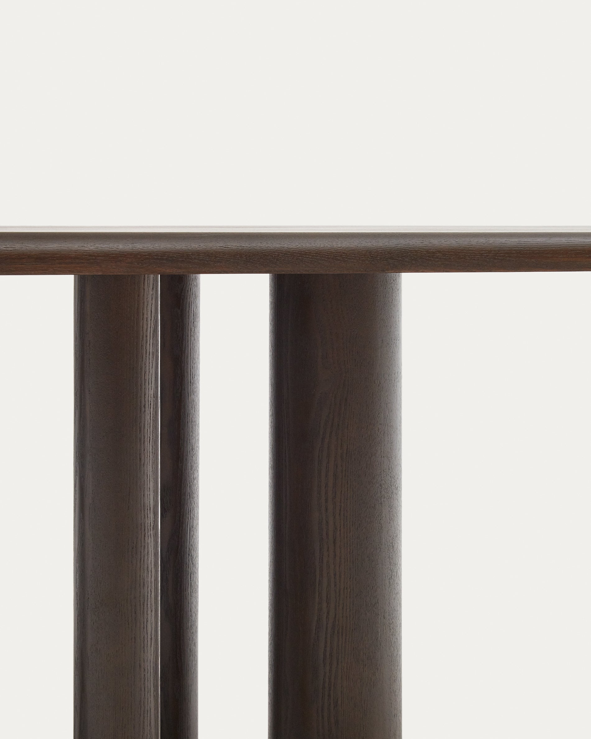 Mailen oval table in ash wood veneer with dark finish, Ø 220 x 105 cm - Detail