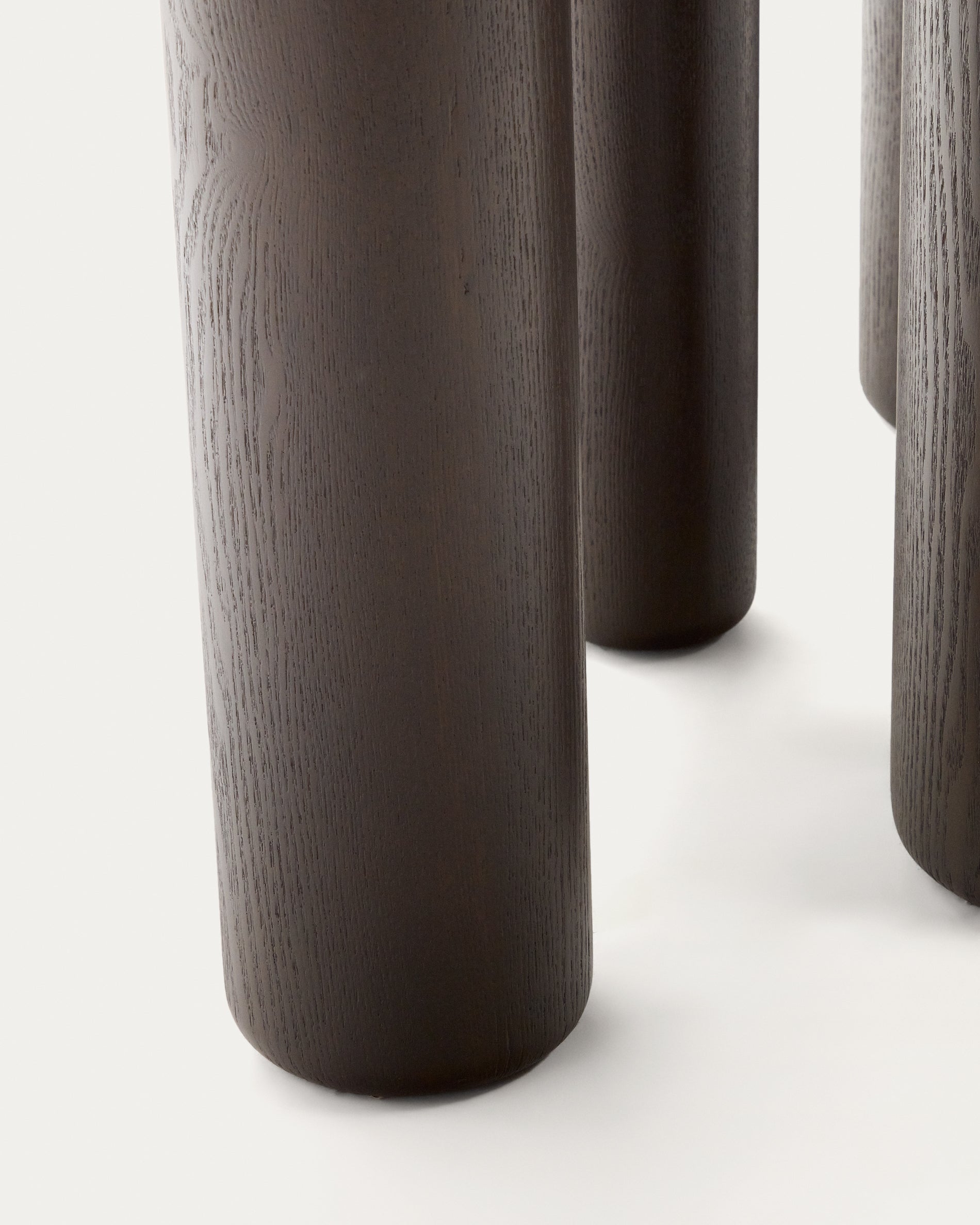 Mailen oval table in ash wood veneer with dark finish, Ø 220 x 105 cm - Detail