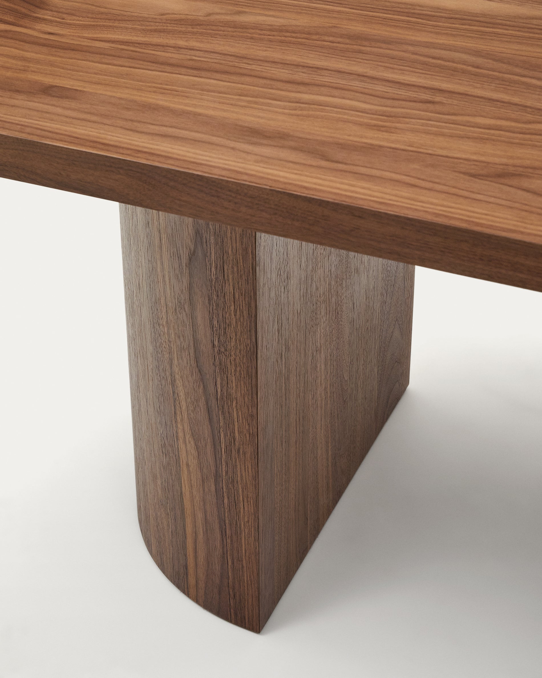 Nealy table with walnut veneer with natural finish, 240 x 100 cm