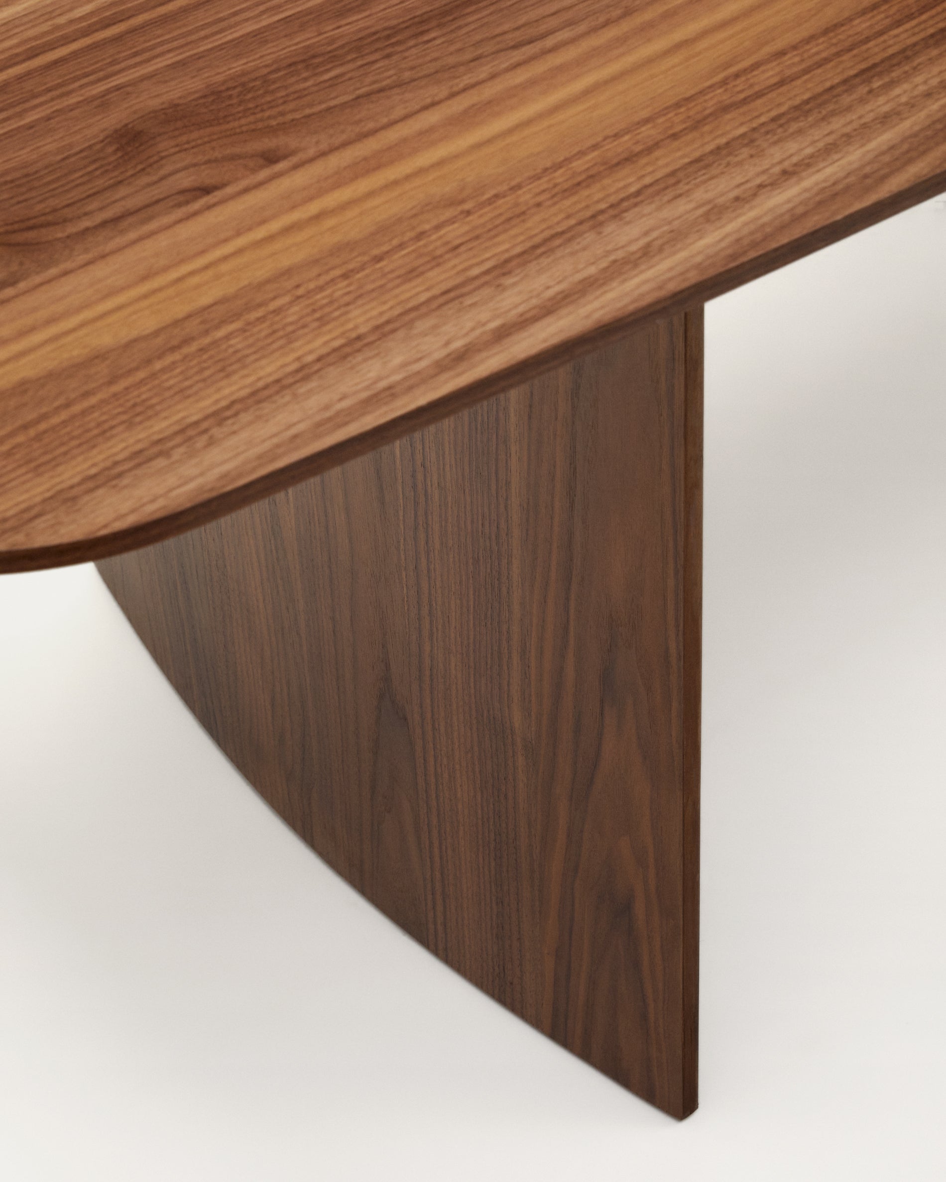 Litto table made from walnut veneer, 200 x 100 cm - Detail