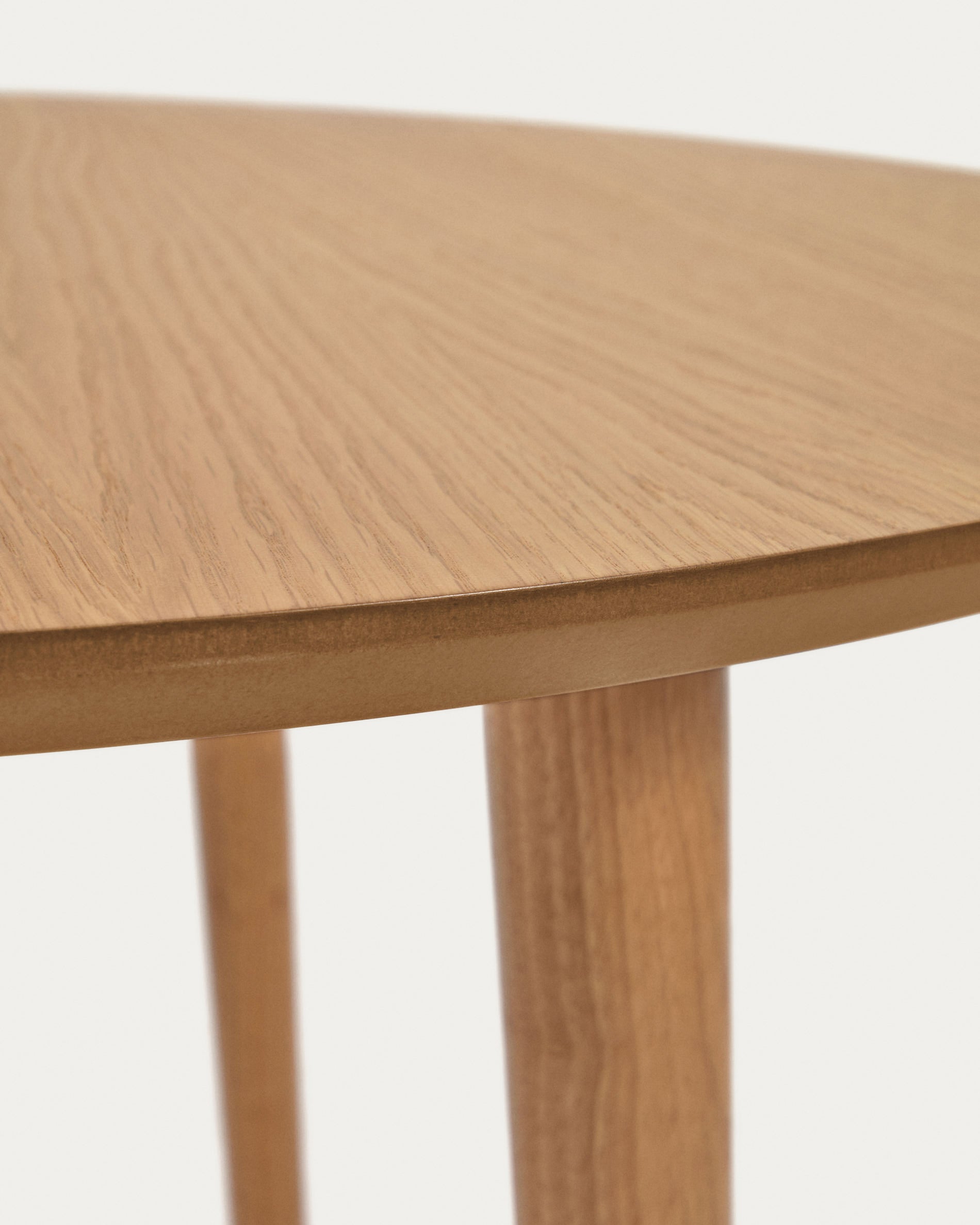Oqui extendable round table in MDF oak veneer and solid wood legs, 90 (170) x 90 cm - Detail