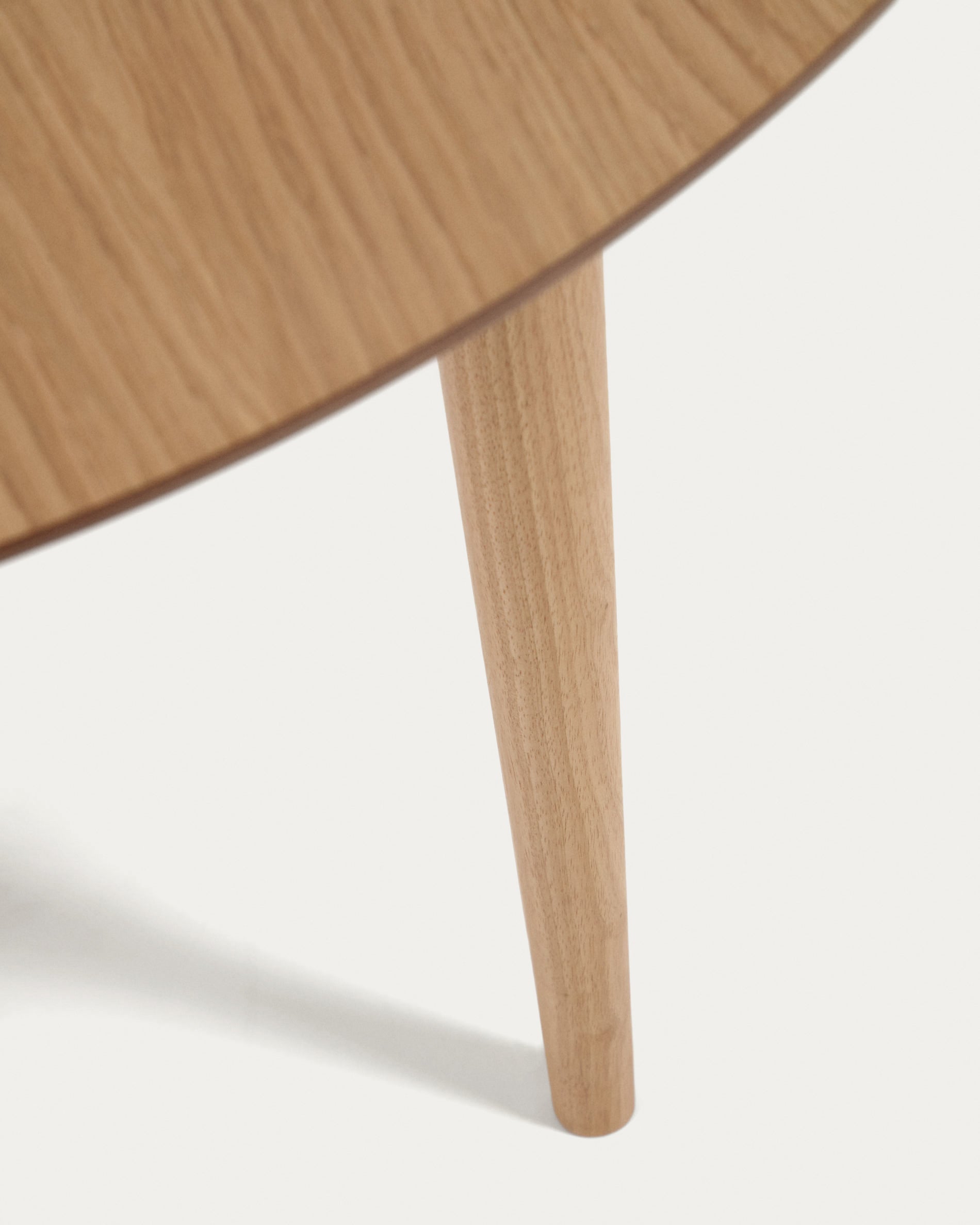 Oqui extendable round table in MDF oak veneer and solid wood legs, 90 (170) x 90 cm - Detail