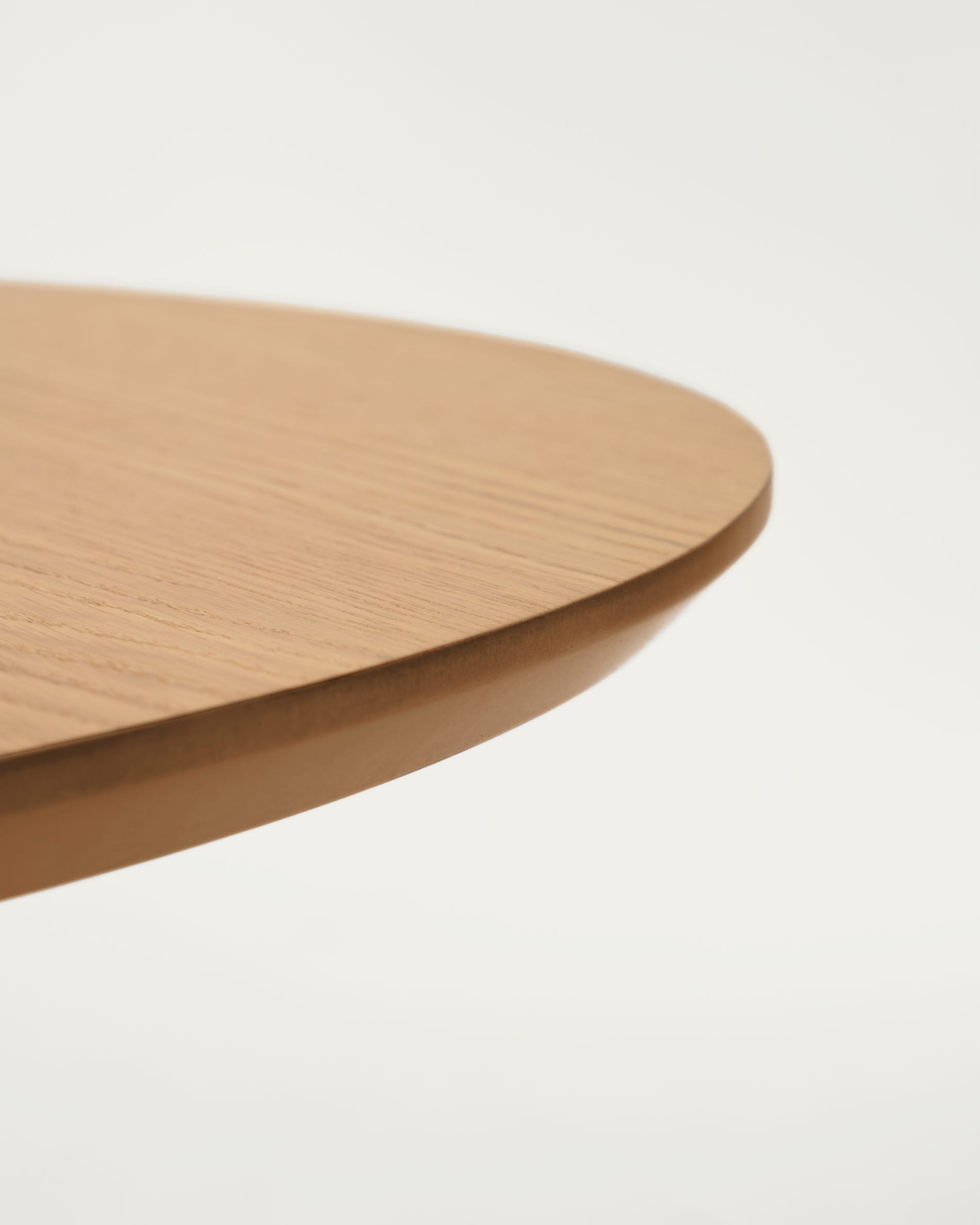 Oqui extendable round table in MDF oak veneer and solid wood legs, 90 (170) x 90 cm - Detail