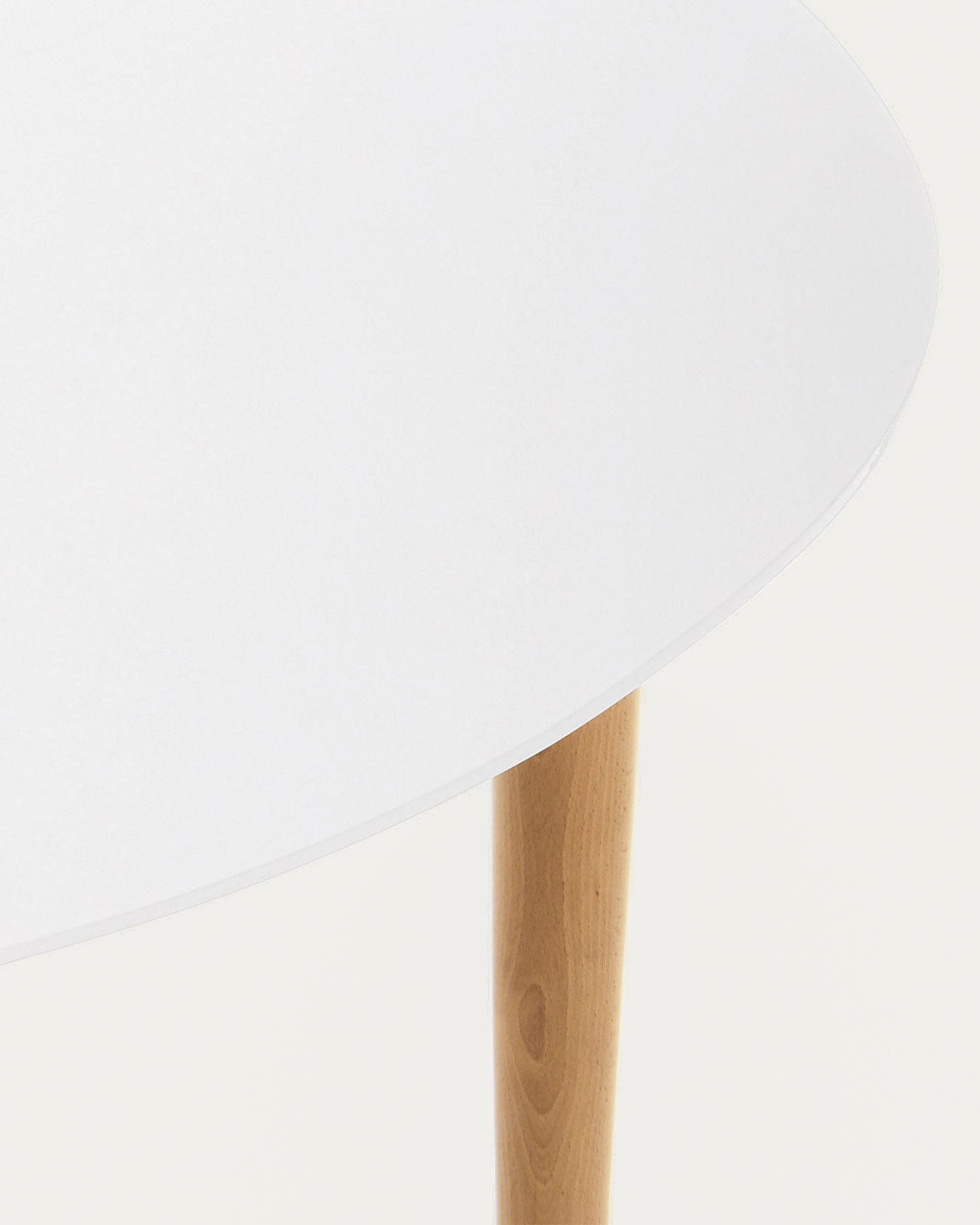 Oqui extendable round table in MDF with white lacquer and solid beech wood legs, 90 (170) x 90 cm - Detail