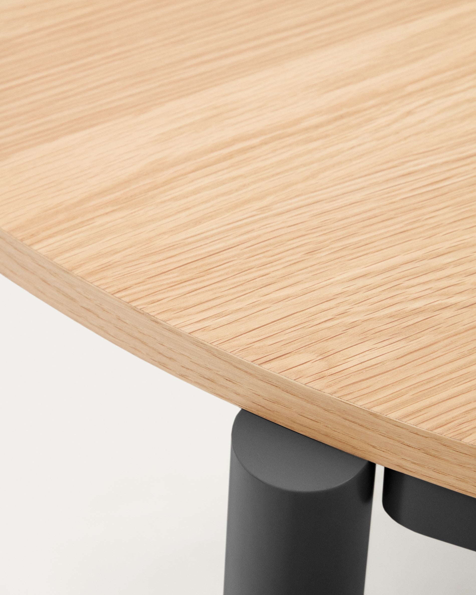 Montuiri round extendable table with oak veneer and black finished steel legs, Ø90(130) cm