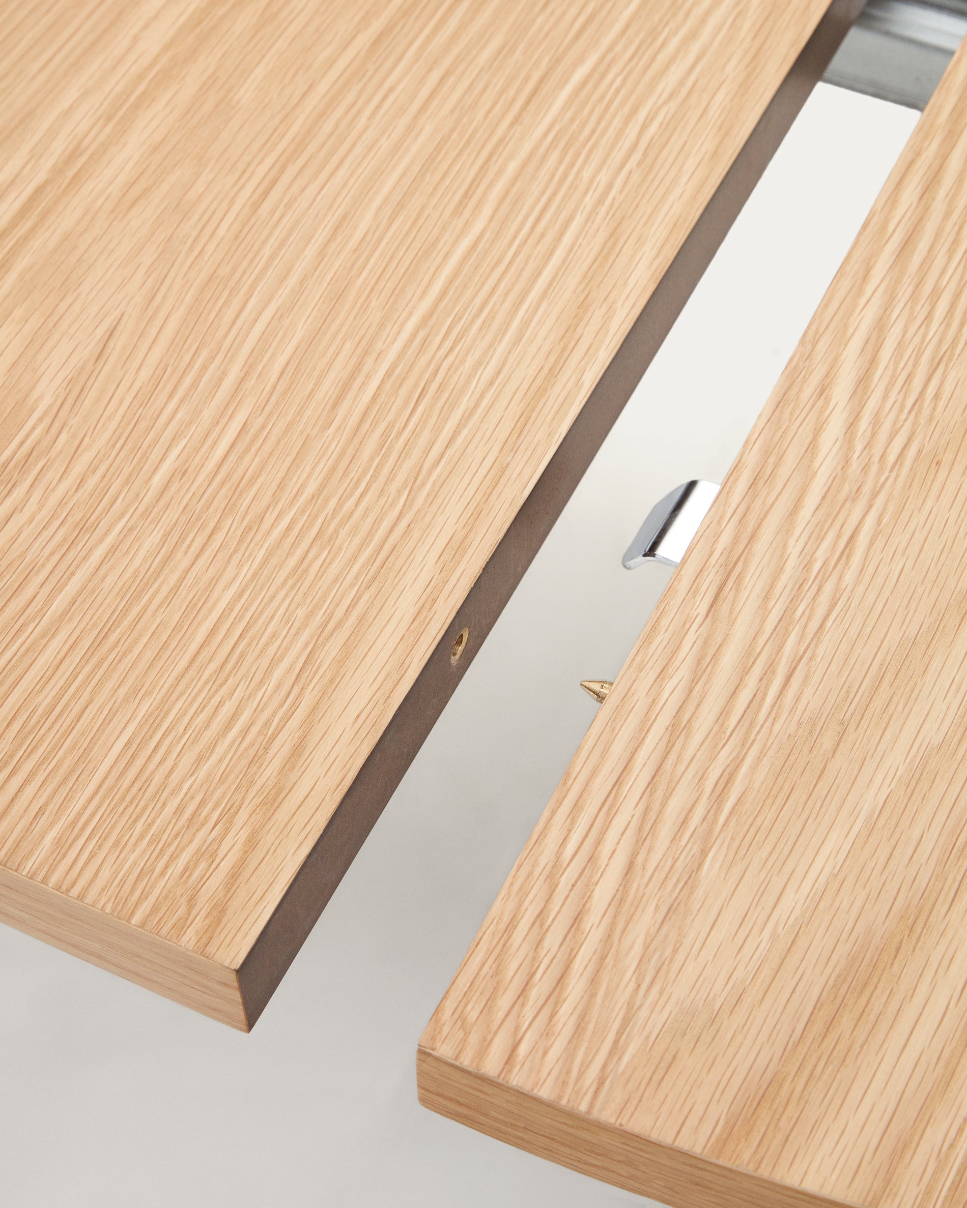 Montuiri round extendable table in oak veneer and with steel legs in a grey finish,  Ø90(170) cm - Detail