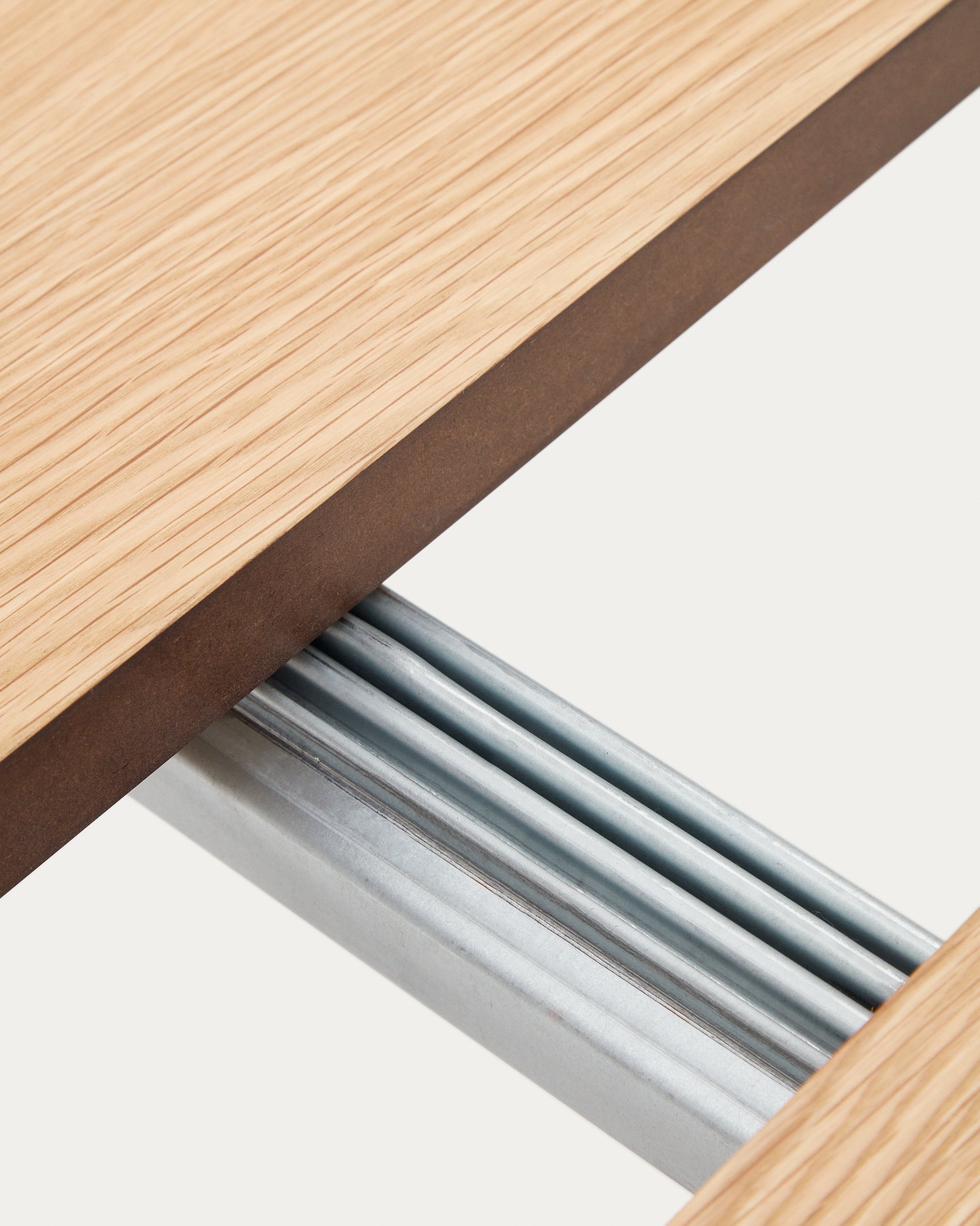 Montuiri round extendable table in oak veneer and with steel legs in a grey finish,  Ø90(170) cm - Detail