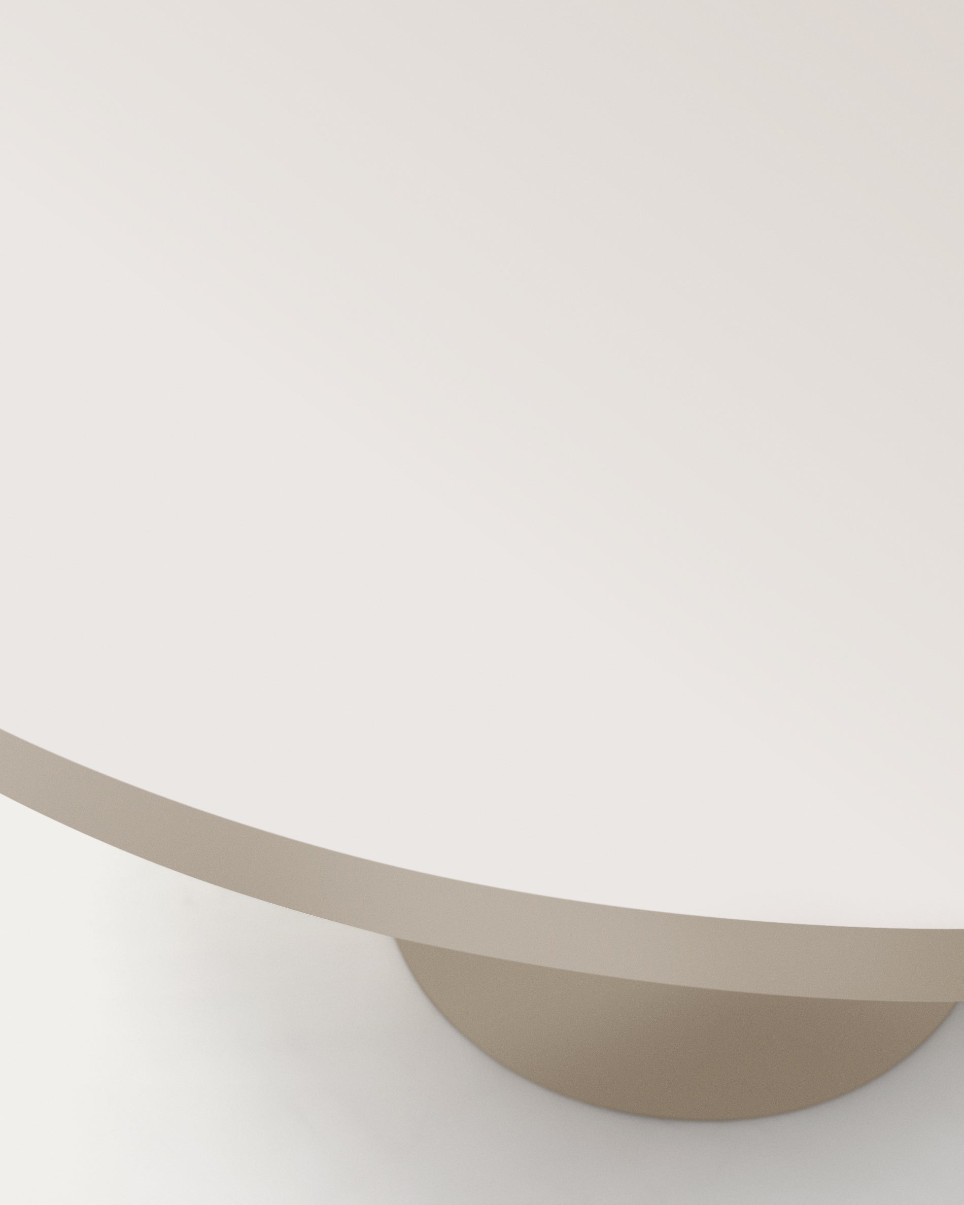 Nealy round table in lacquered MDF in an ecru finish, Ø 150 cm - Detail