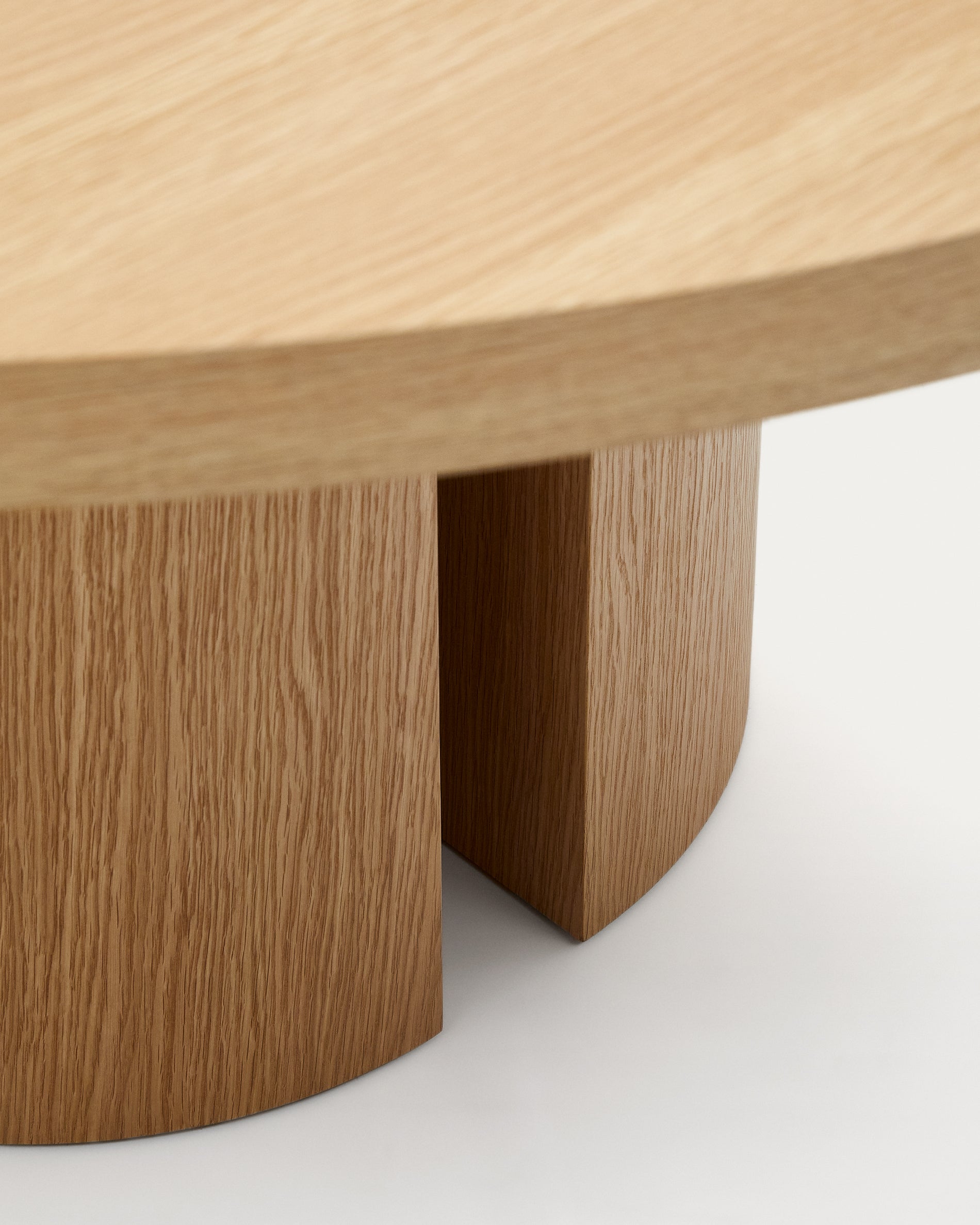 Nealy round table with an oak veneer in a natural finish, Ø 150 cm - Detail