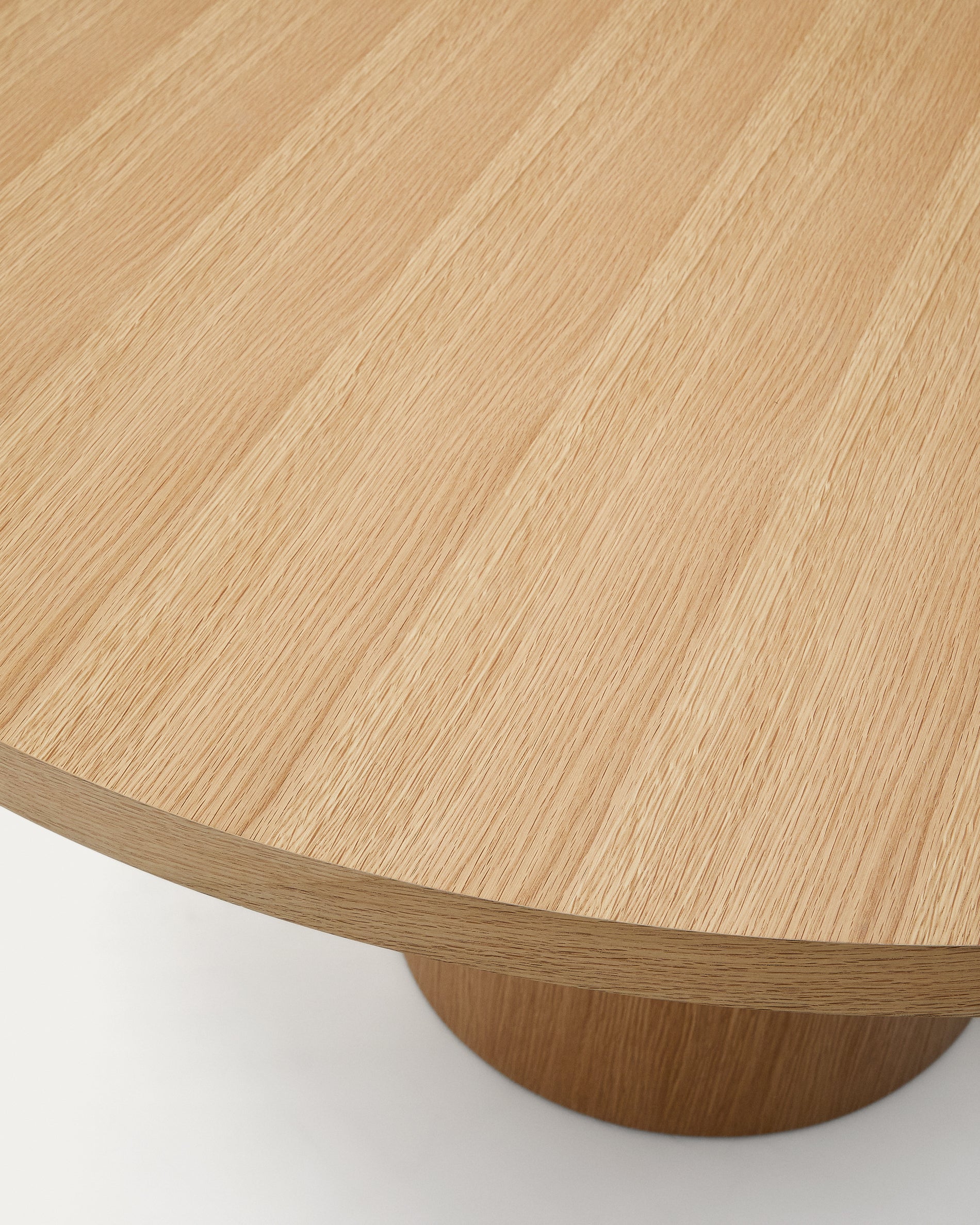 Nealy table with oak veneer with natural finish, Ø 150 cm