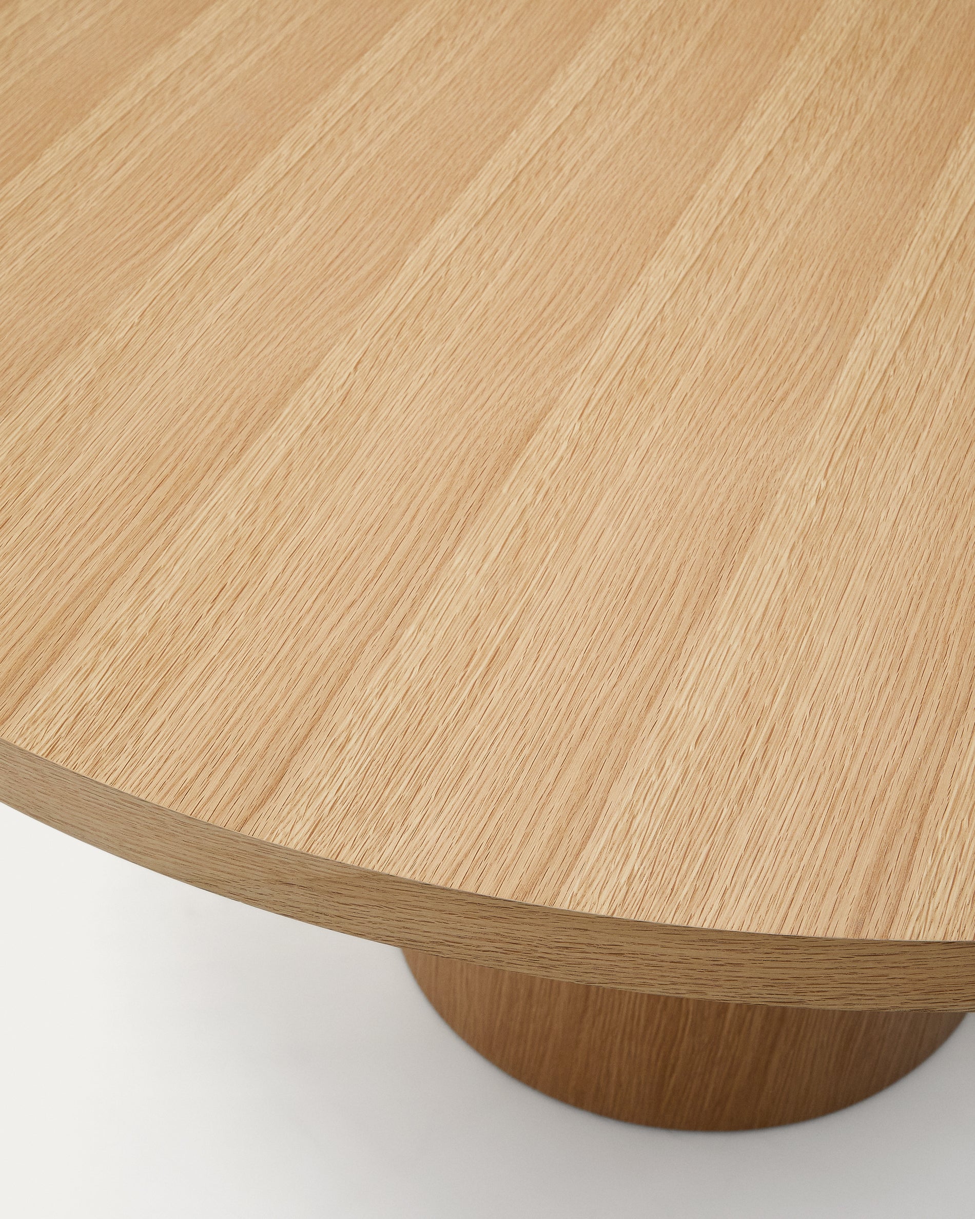 Nealy round table with an oak veneer in a natural finish, Ø 150 cm - Detail