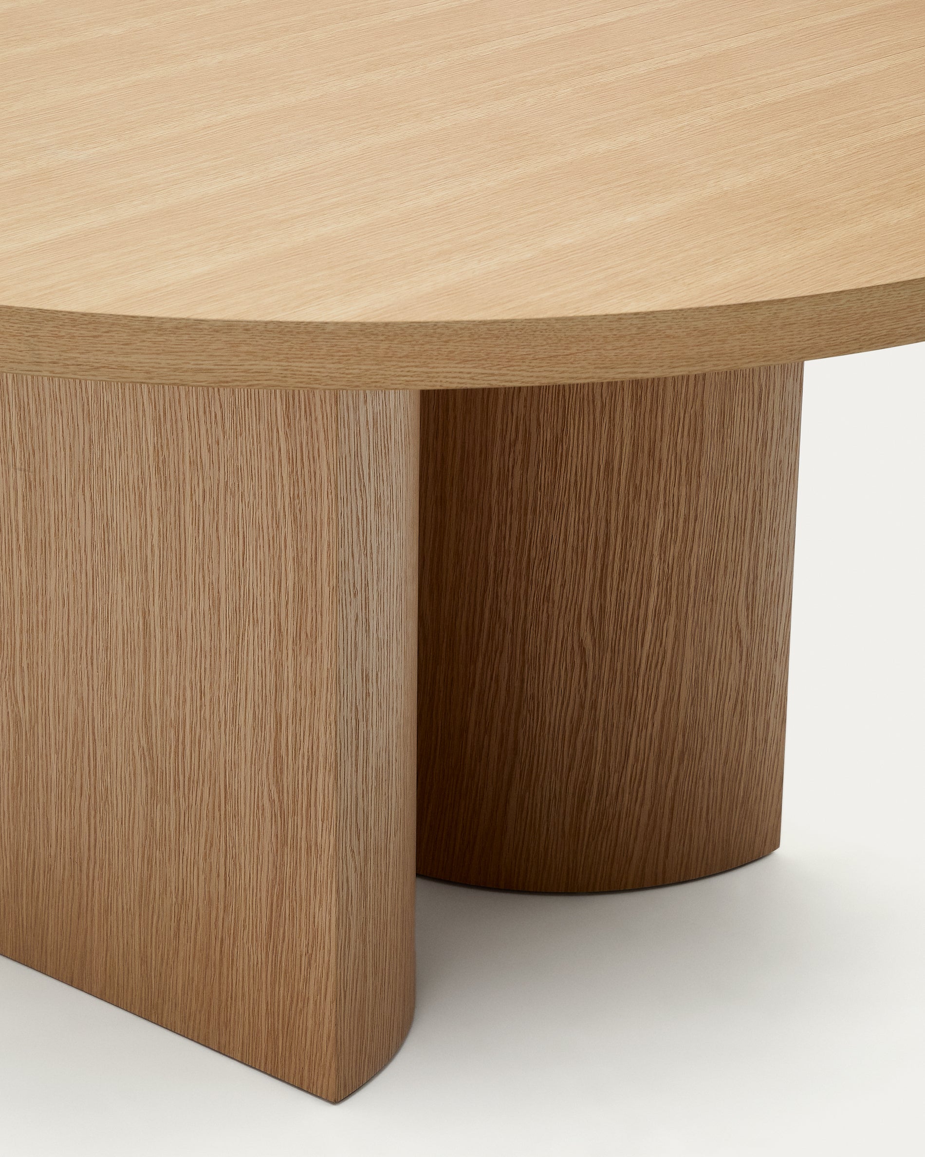 Nealy round table with an oak veneer in a natural finish, Ø 150 cm - Detail
