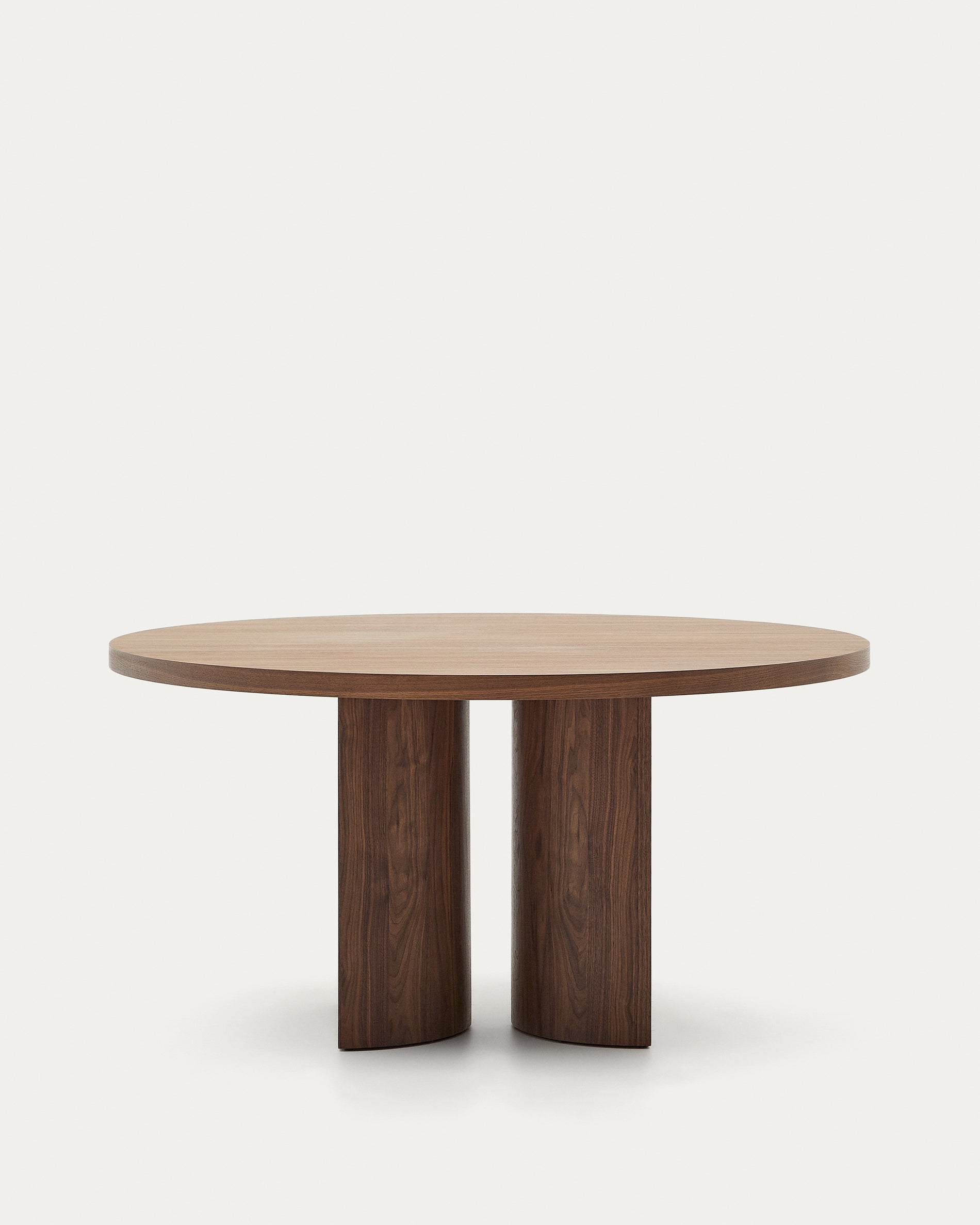 Nealy table with walnut veneer with natural finish, Ø 150 cm