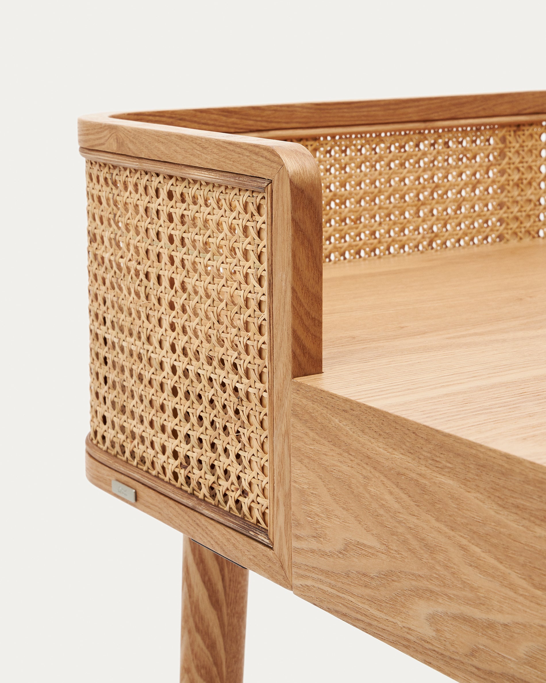 Araxi table in veneer, solid ash wood and rattan 105 x 62 cm - Detail