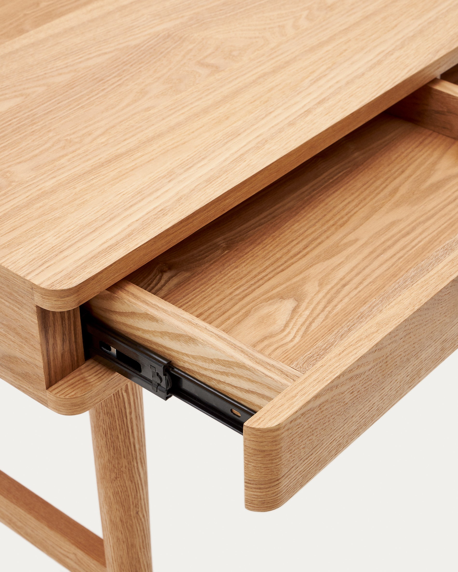 Araxi table in veneer, solid ash wood and rattan 105 x 62 cm - Detail