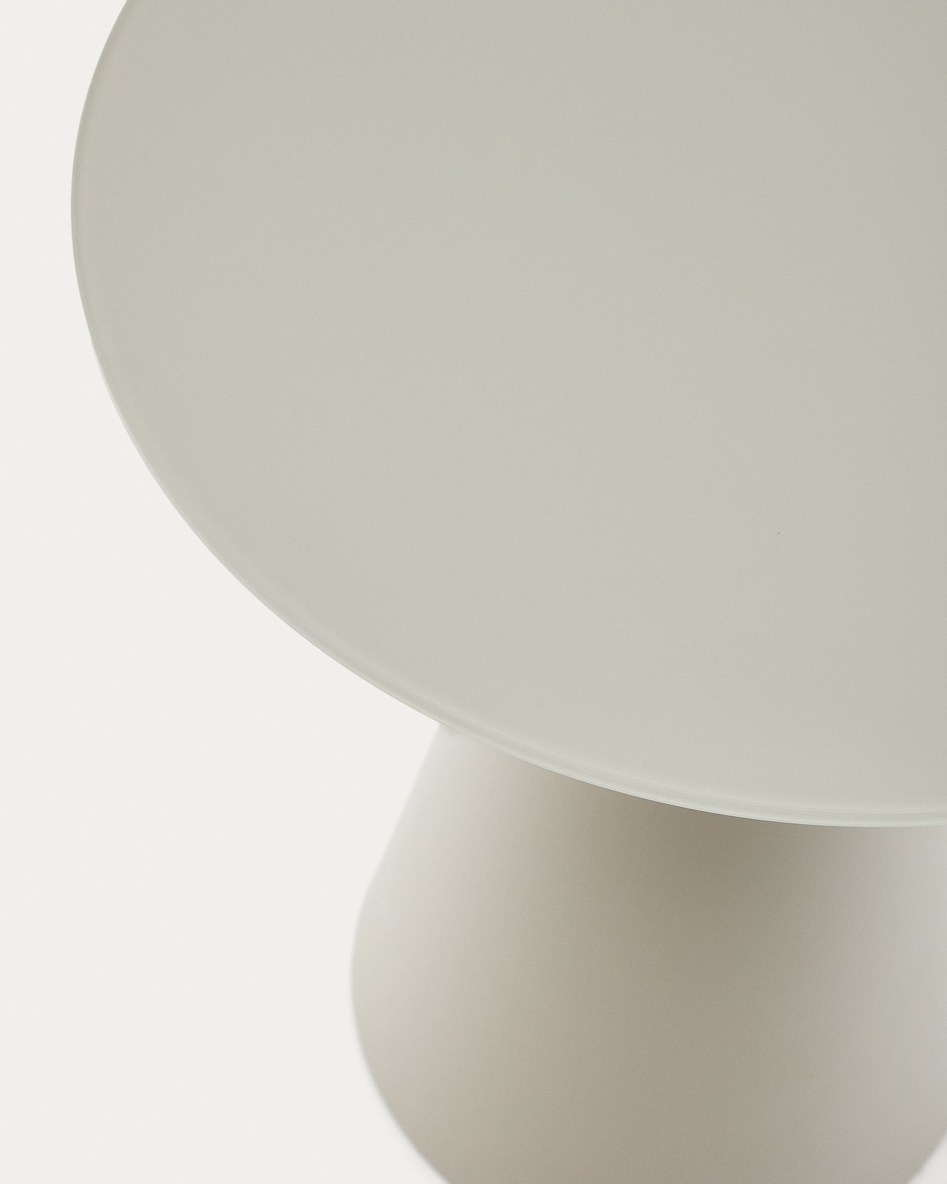Wilshire tempered glass and metal side table with a matte grey finish, Ø 50 cm - Detail