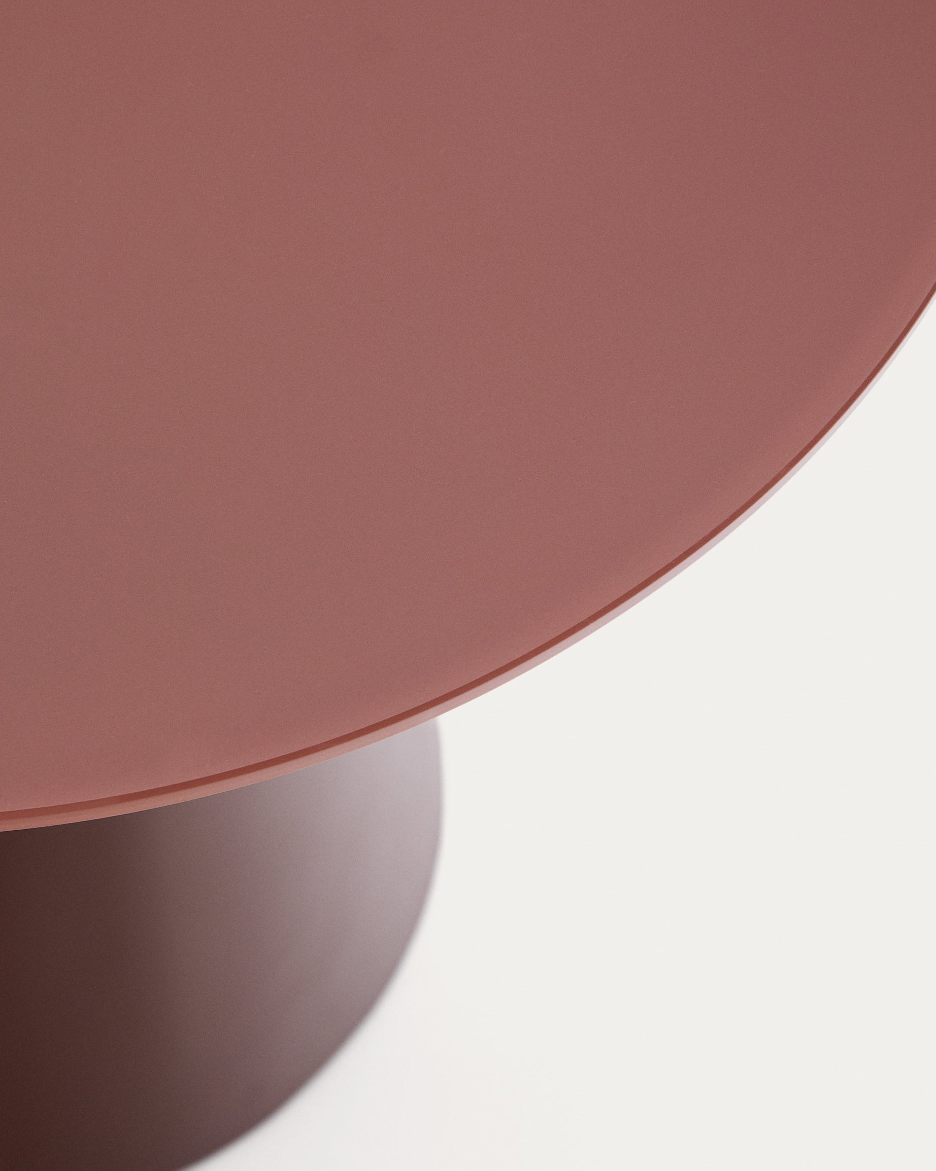 Wilshire side table with frosted tempered glass and matt terracotta painted steel finish Ø50cm - Detail